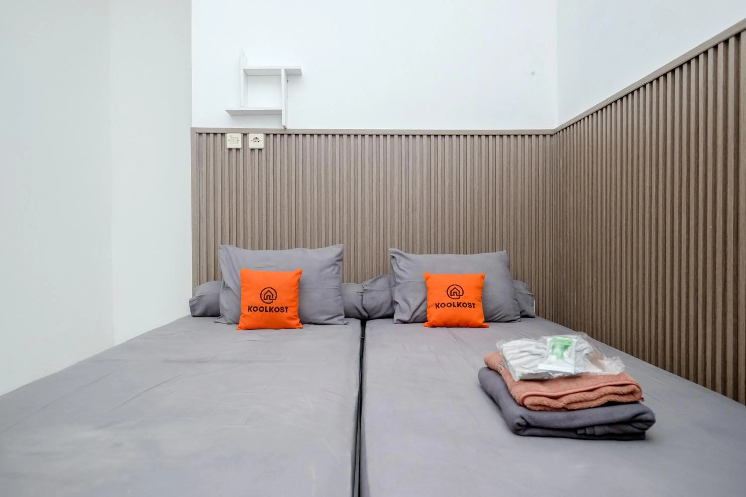 Bedroom, Bed in Omah Ninten Syariah Laweyan RedPartner