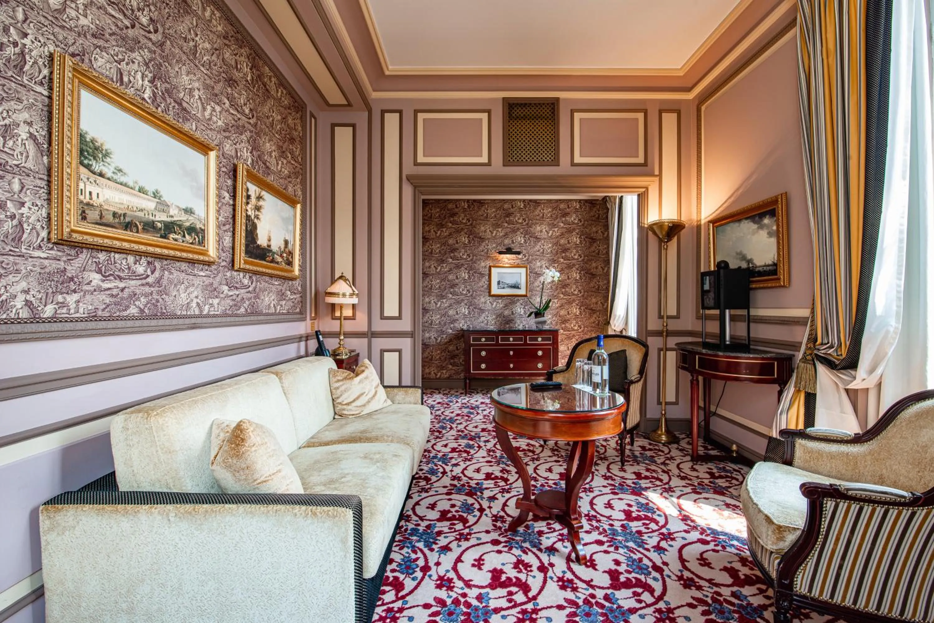 Photo of the whole room in InterContinental Bordeaux Le Grand Hotel by IHG