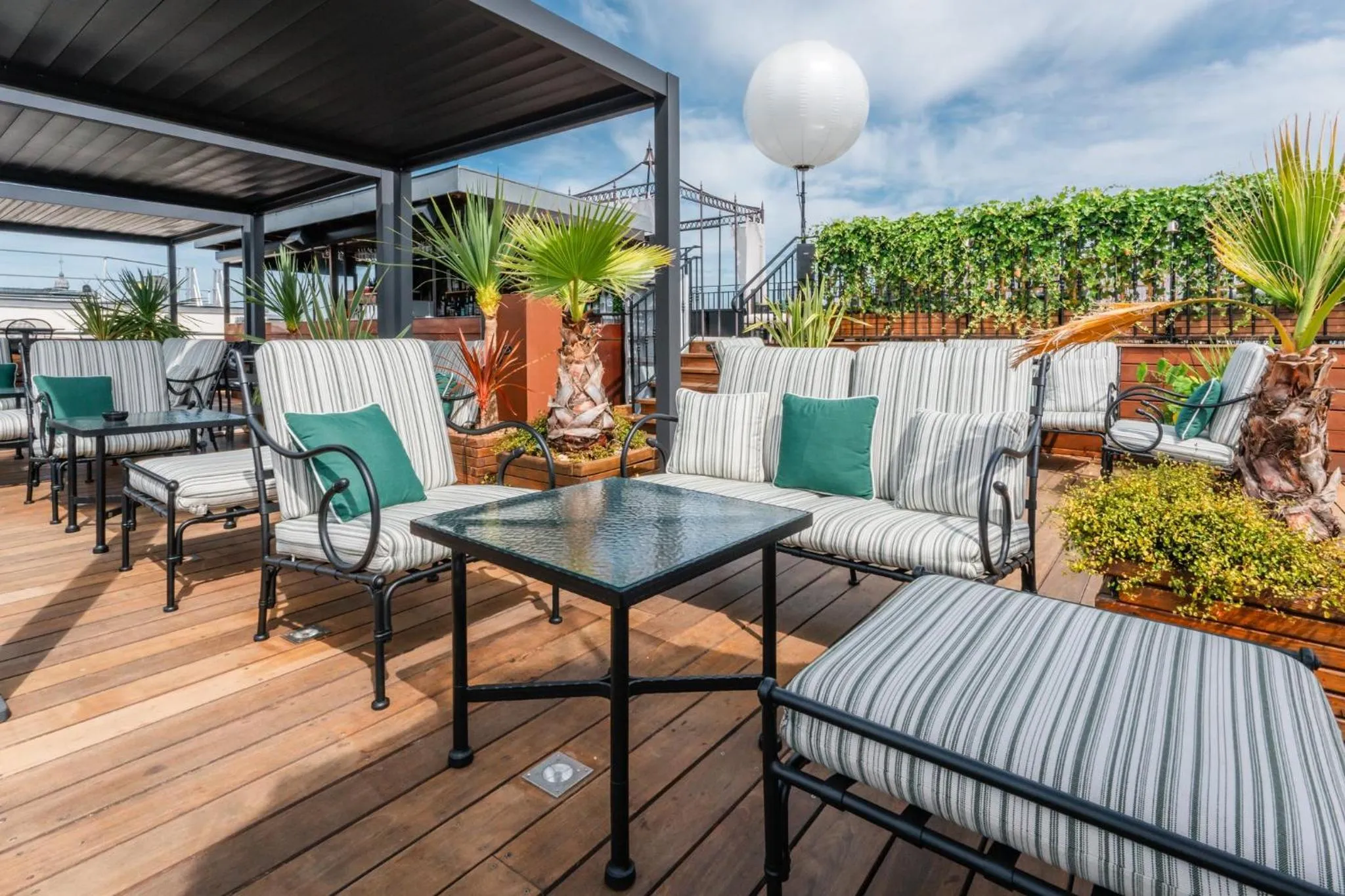 Lounge or bar in InterContinental Bordeaux Le Grand Hotel by IHG