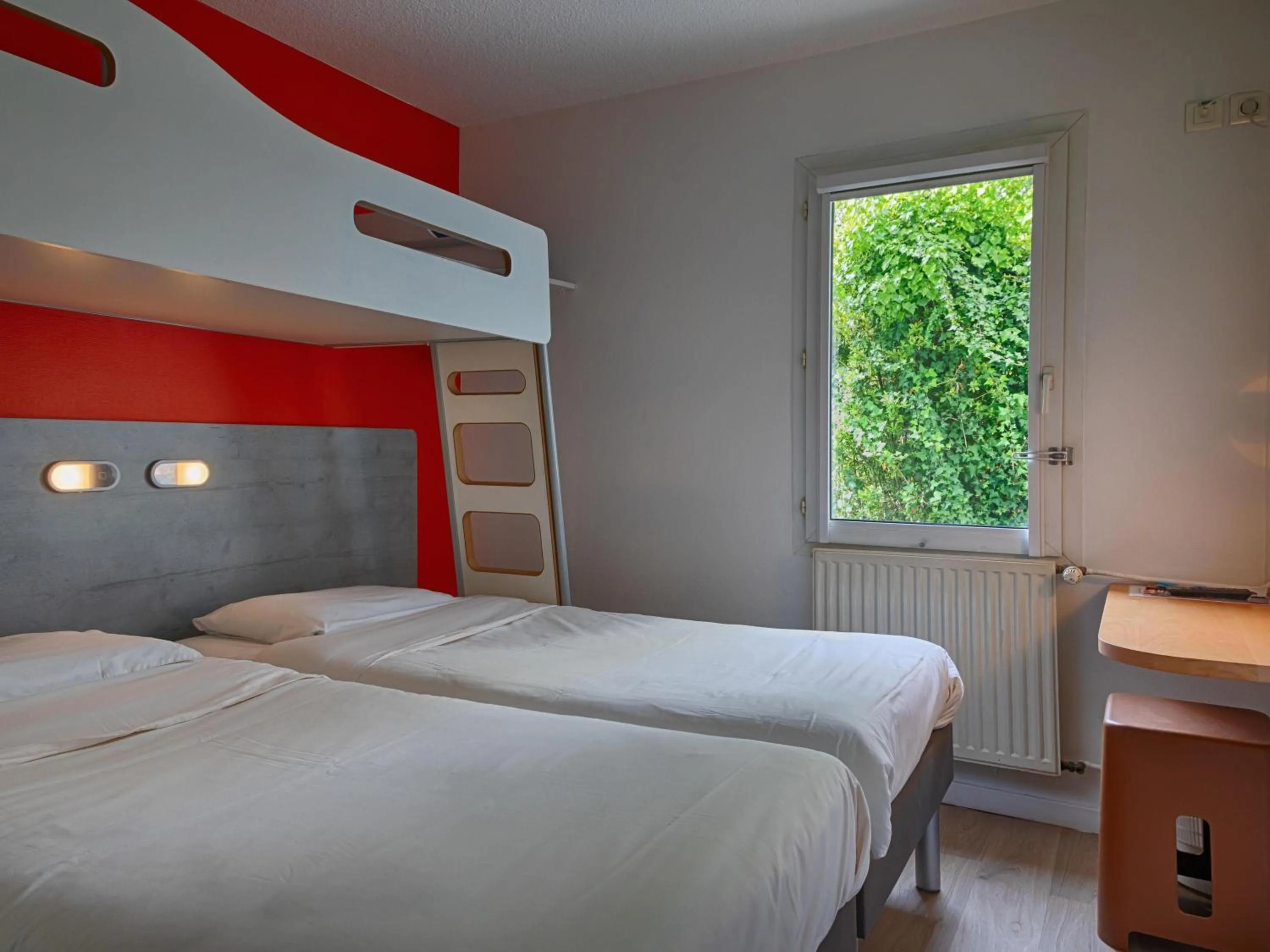 Bedroom, Bed in Ibis Budget Redon