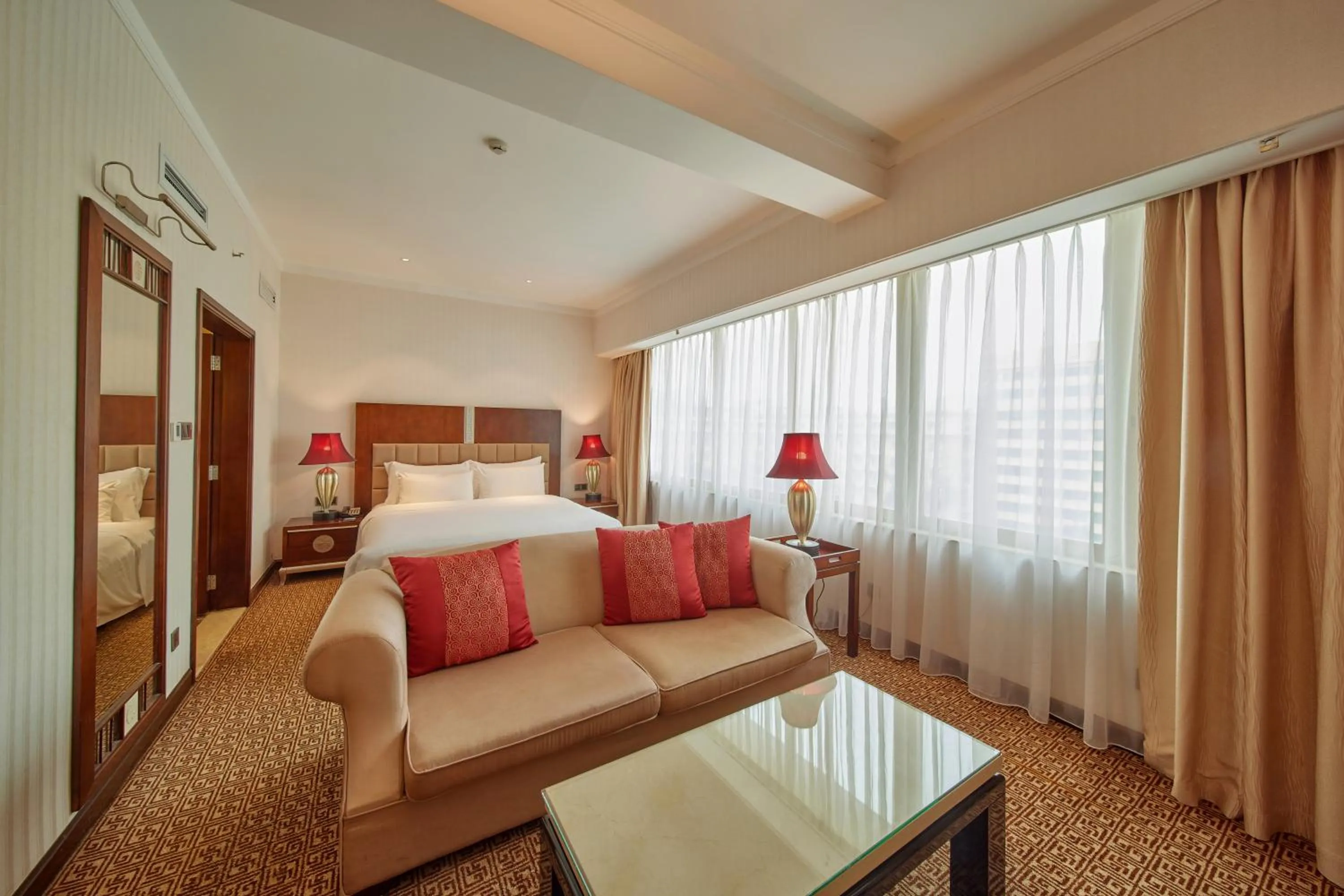 Photo of the whole room, Bed in Guangzhou Dong Fang Hotel