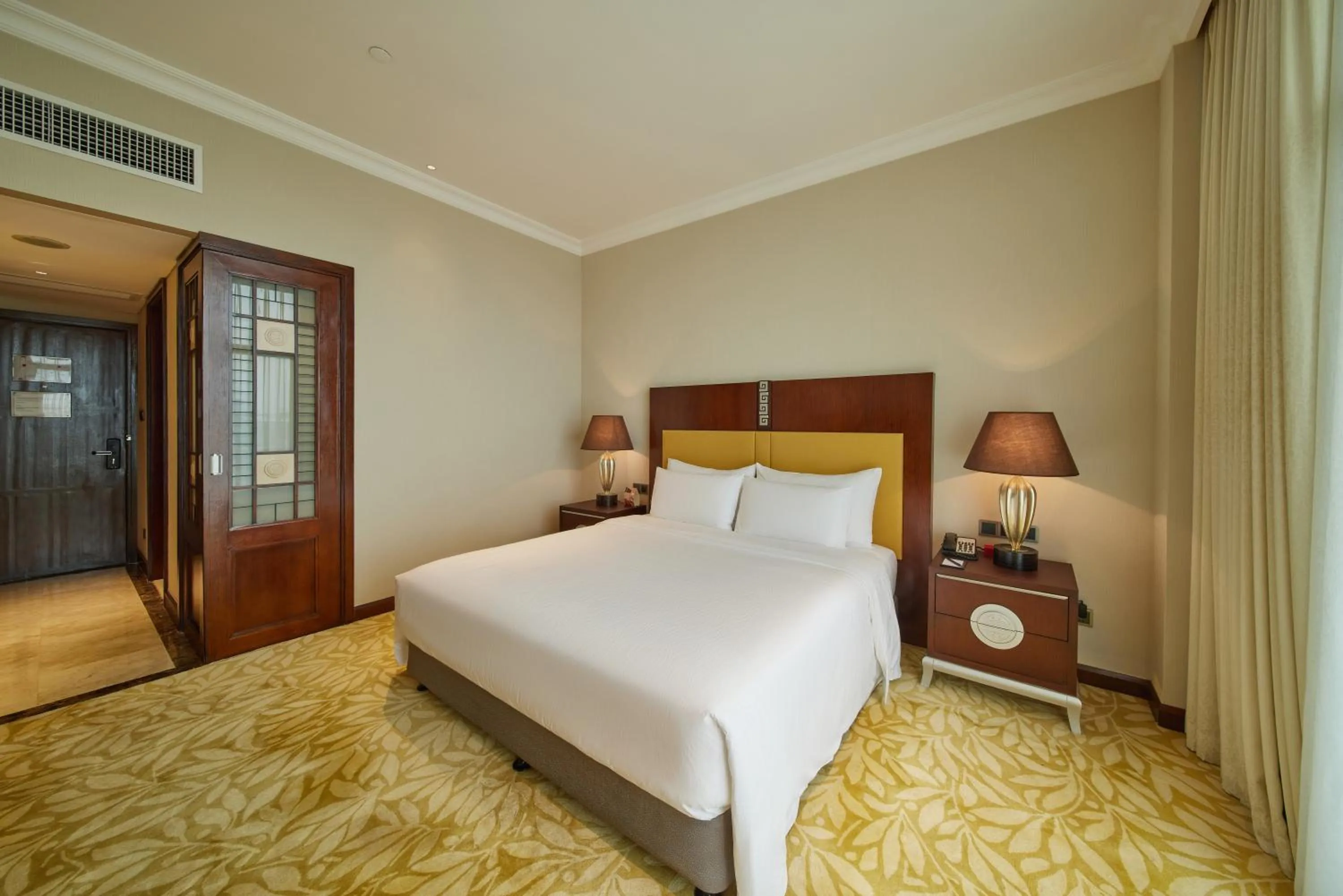 Photo of the whole room, Bed in Guangzhou Dong Fang Hotel