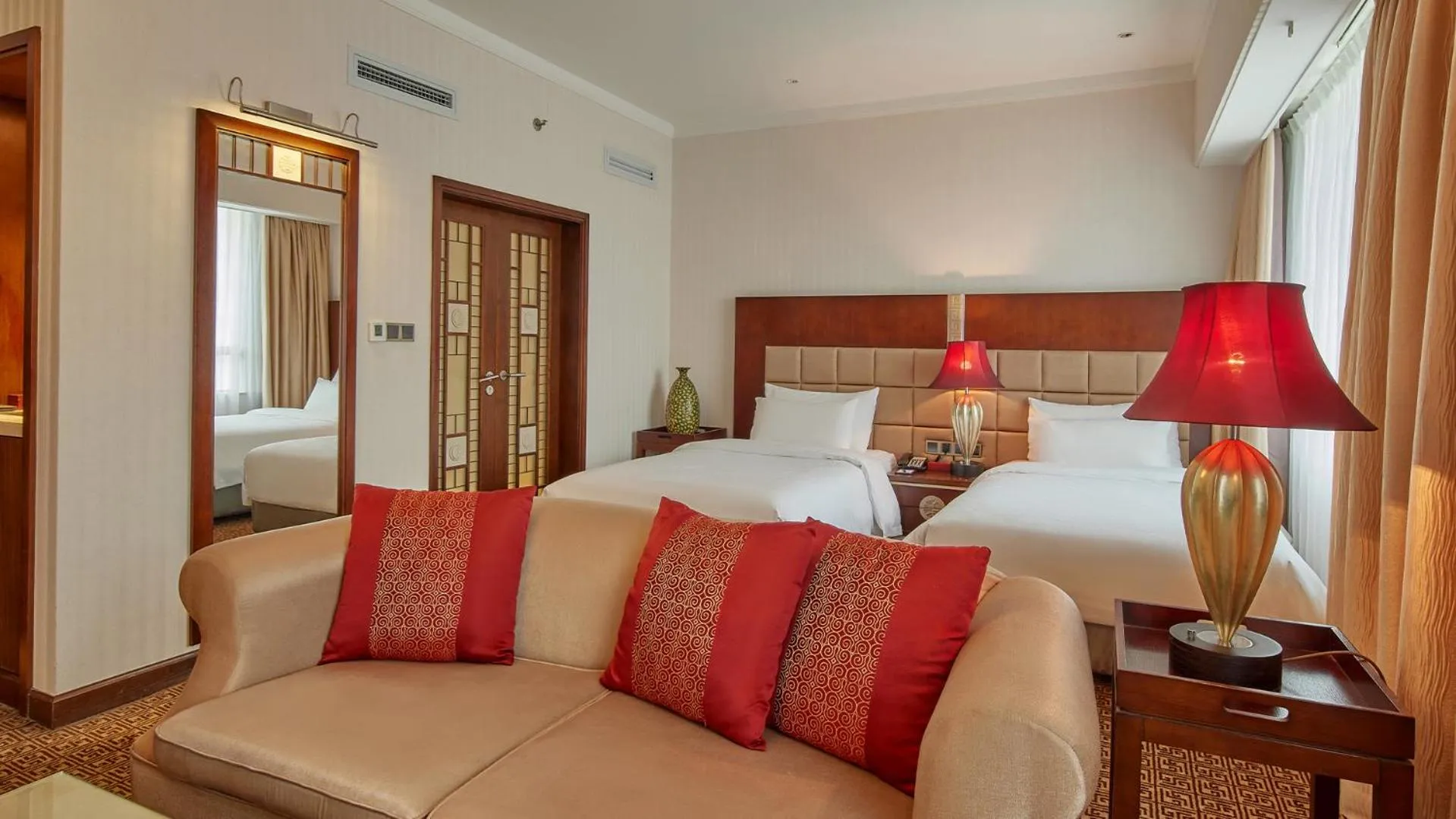 Bedroom, Bed in Guangzhou Dong Fang Hotel