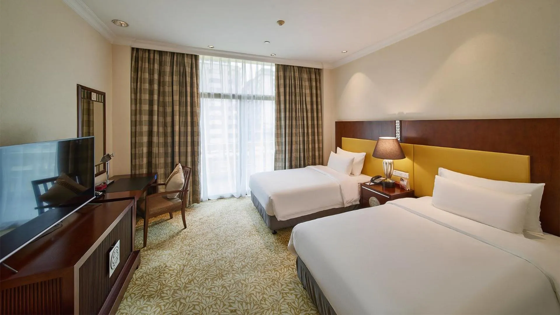 Photo of the whole room, Bed in Guangzhou Dong Fang Hotel