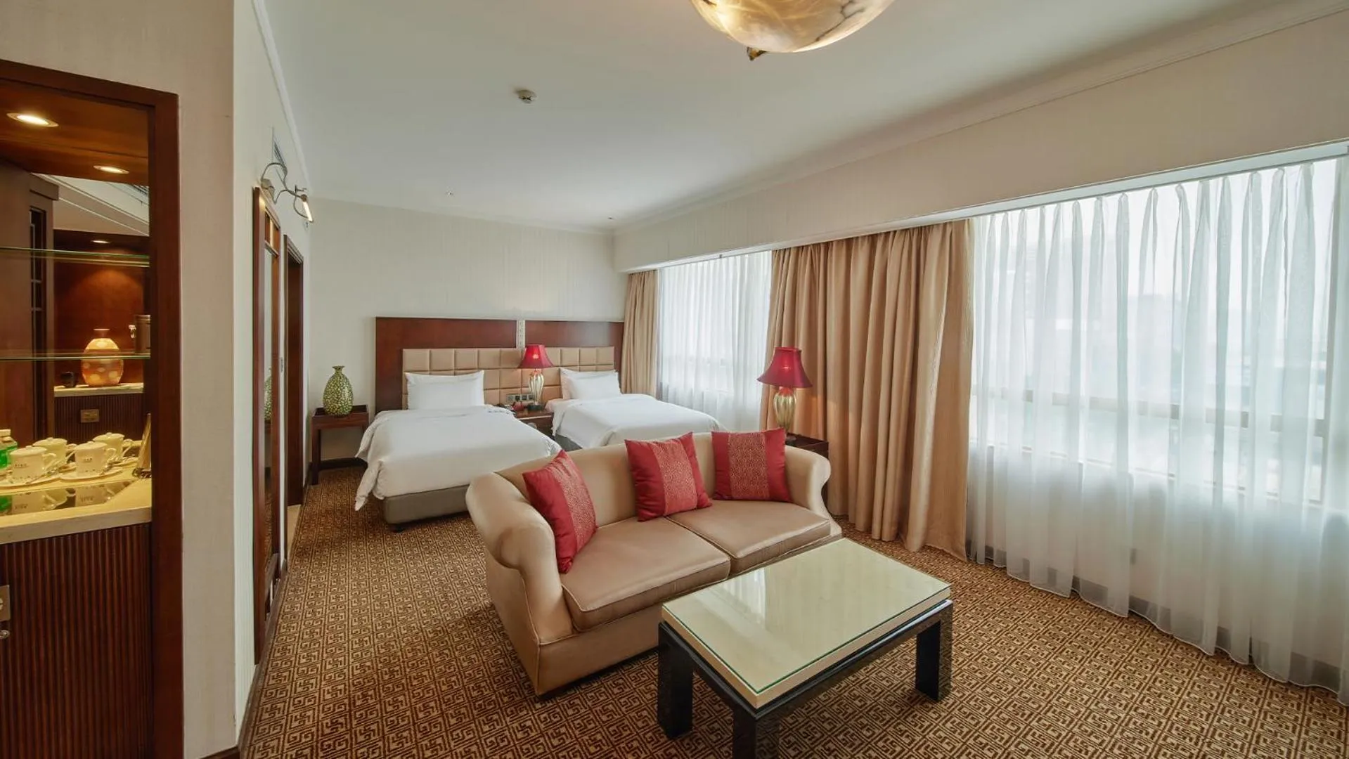 Photo of the whole room, Bed in Guangzhou Dong Fang Hotel