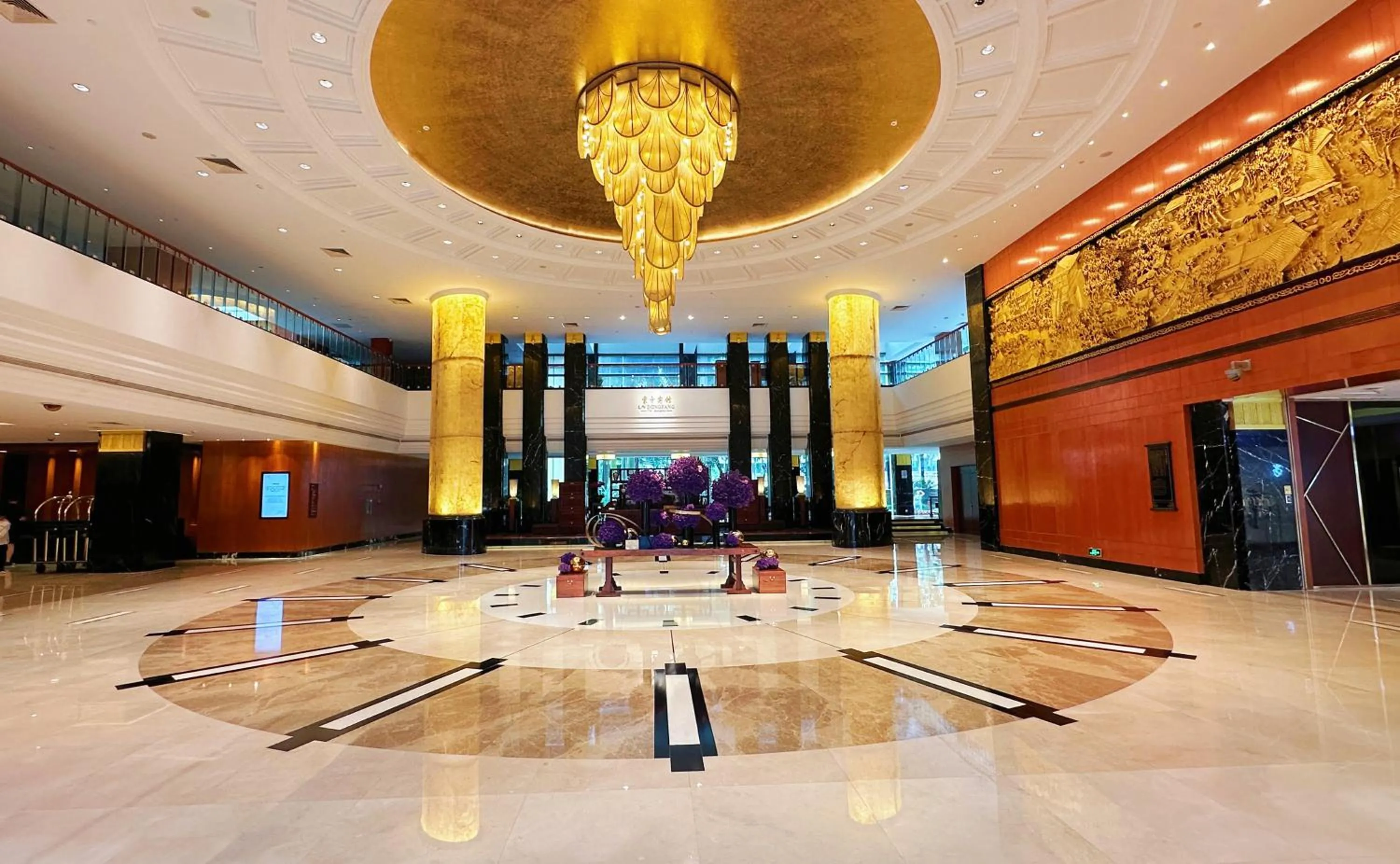 Lobby or reception in Guangzhou Dong Fang Hotel