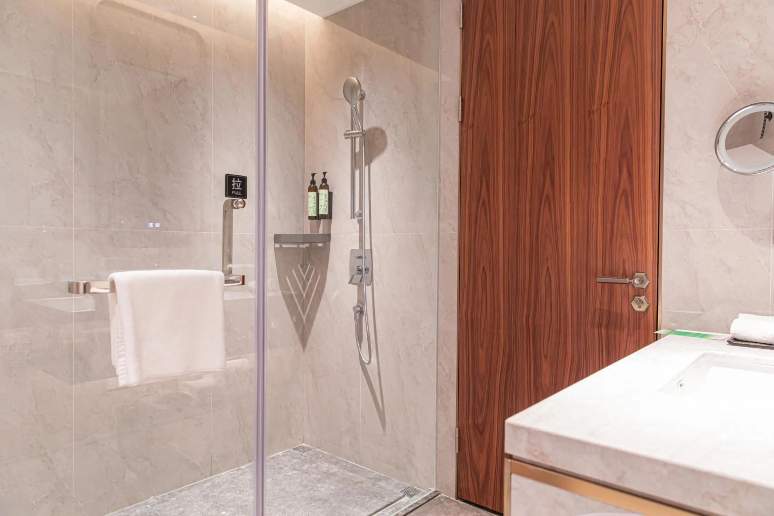 Shower in Guangzhou Dong Fang Hotel