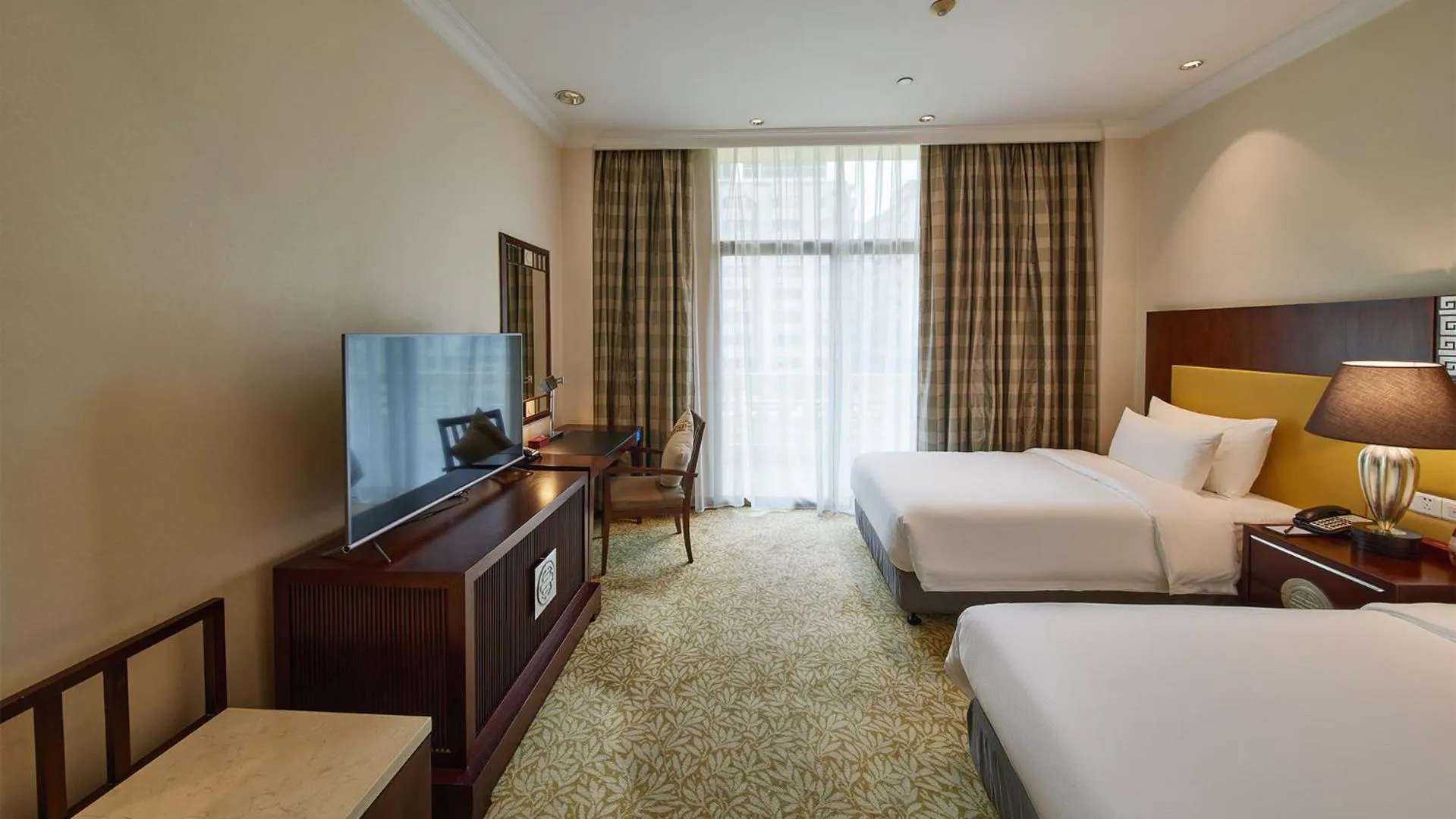 Photo of the whole room, Bed in Guangzhou Dong Fang Hotel