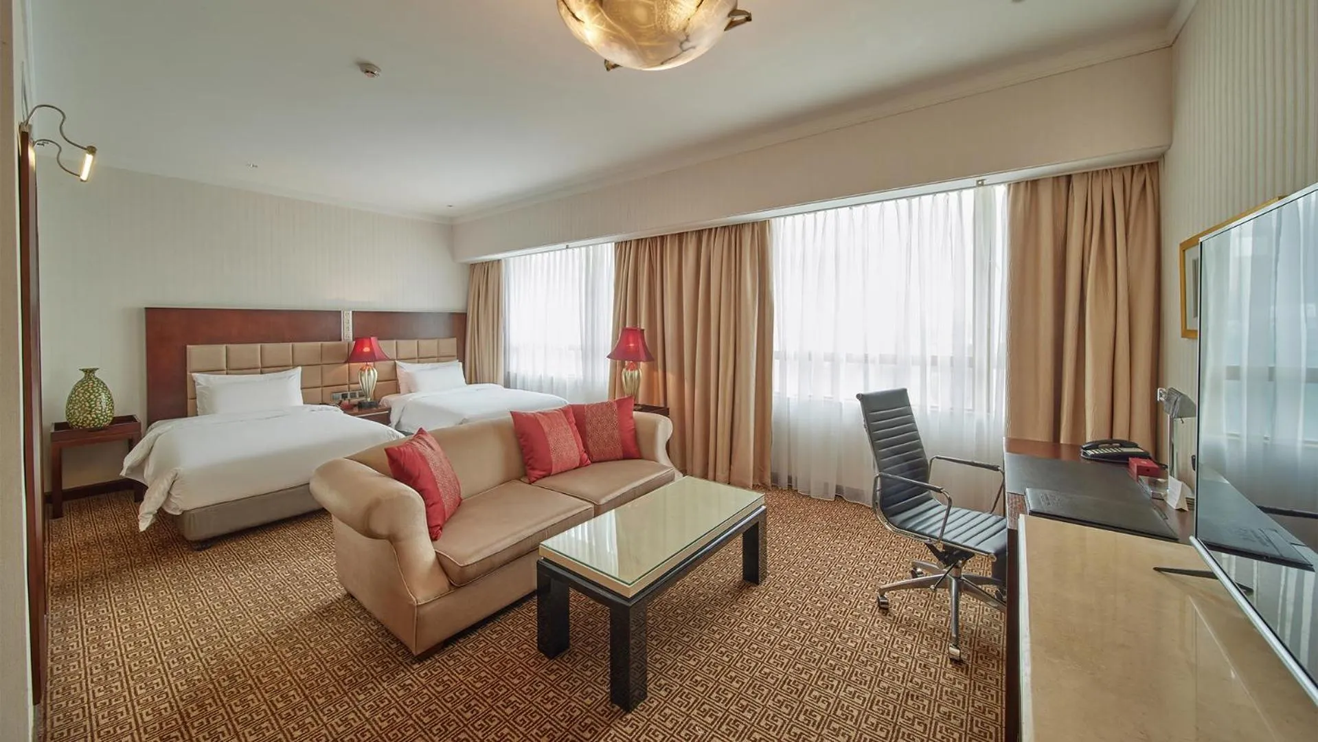 Photo of the whole room, Bed in Guangzhou Dong Fang Hotel