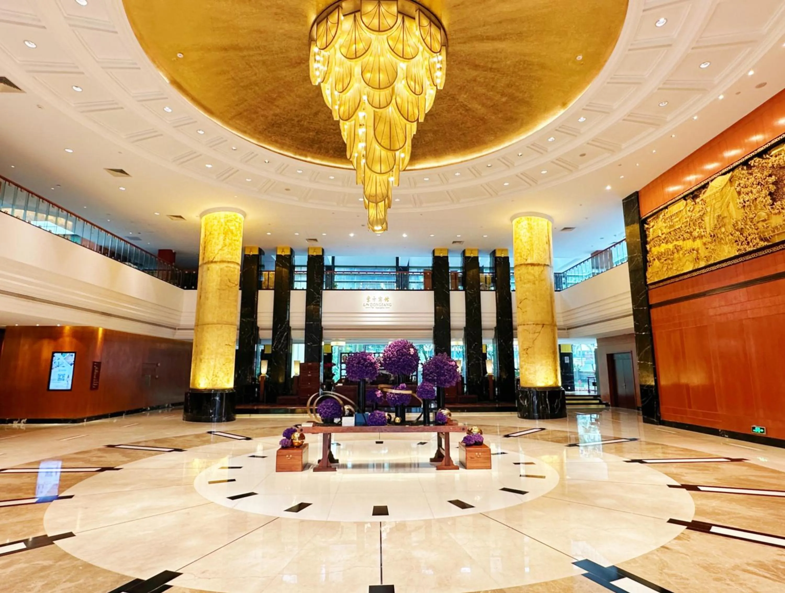 Lobby or reception in Guangzhou Dong Fang Hotel