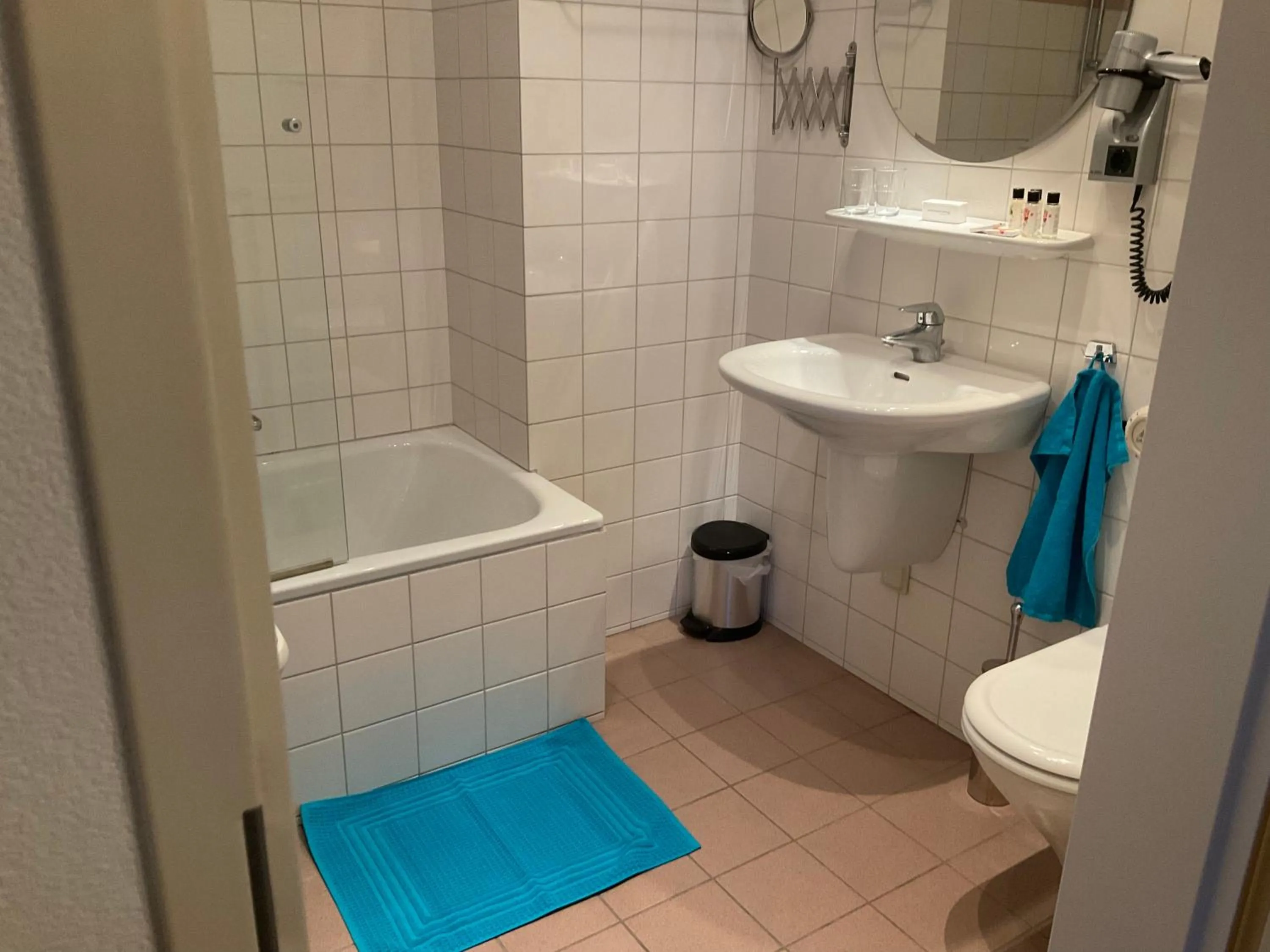 Bathroom in Plato by Hofstad Studio’s