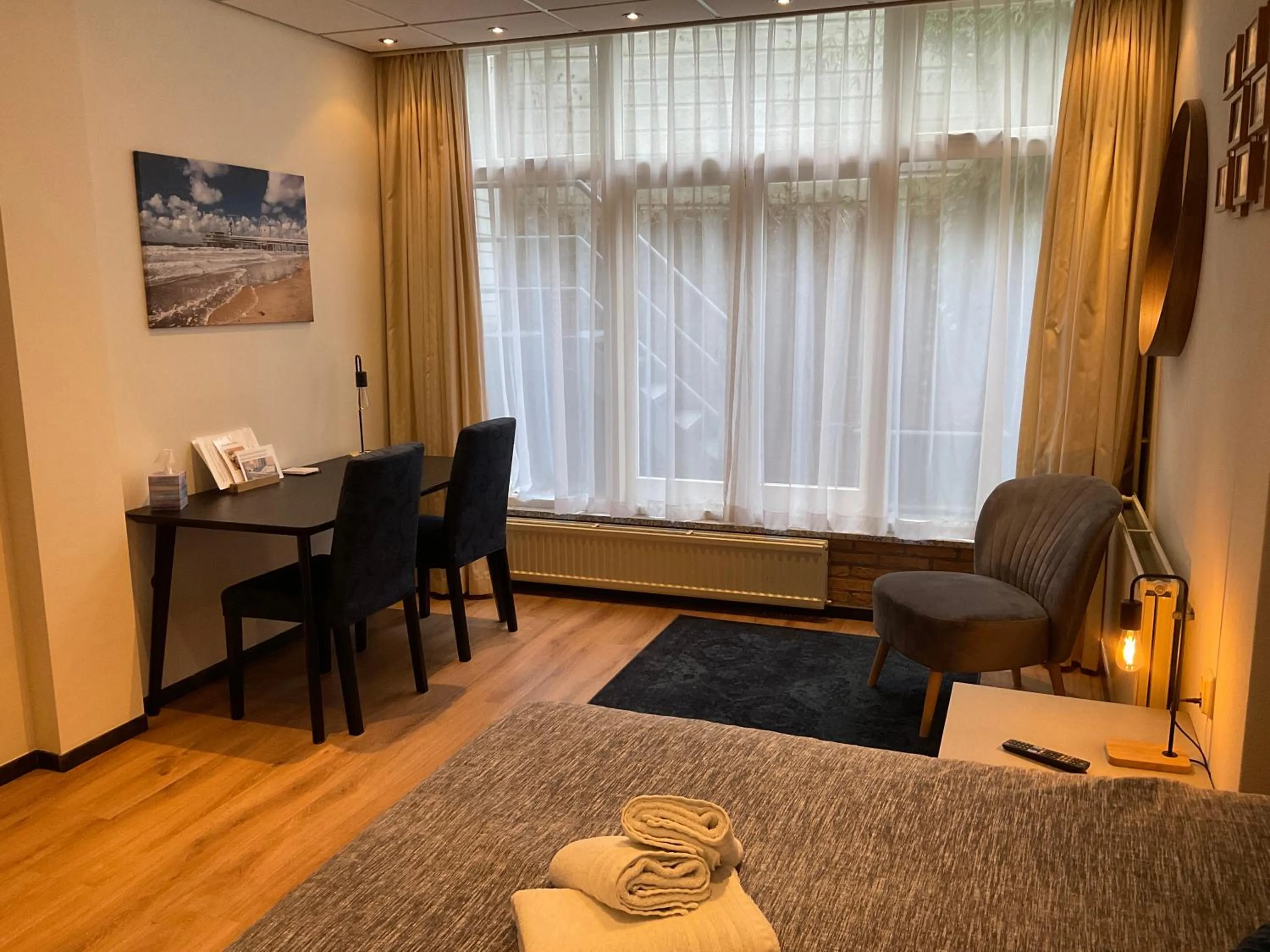 Photo of the whole room, Bed in Plato by Hofstad Studio’s