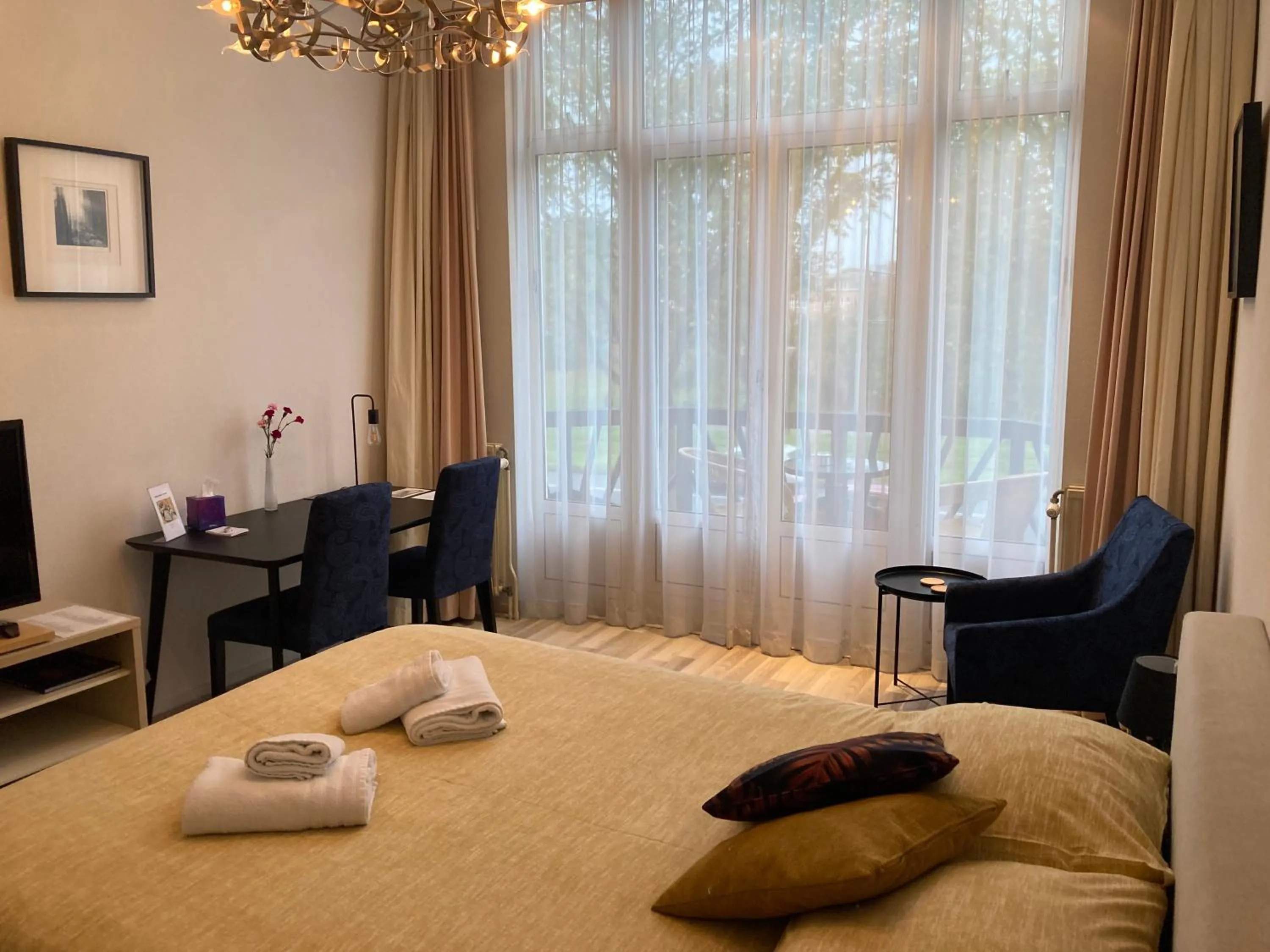 Seating area, Bed in Plato by Hofstad Studio’s