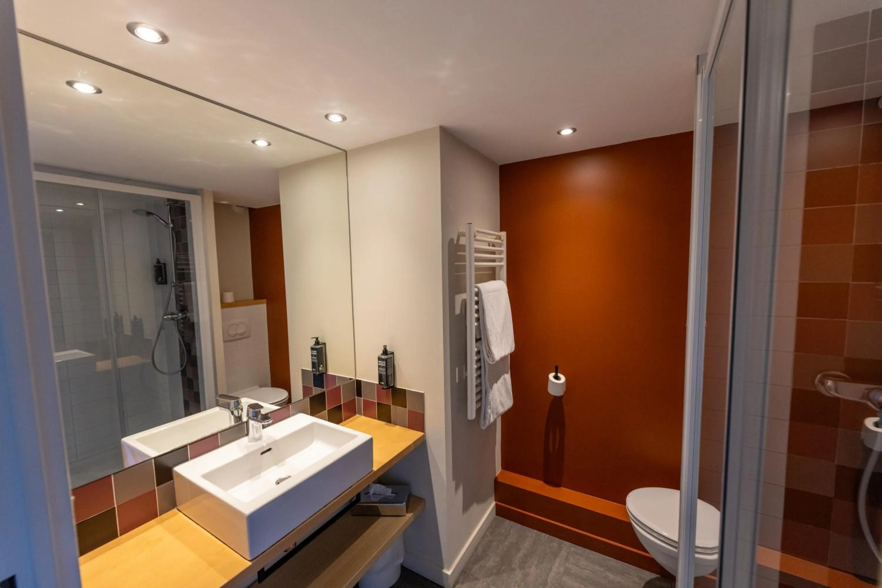 Shower in Hotel Donibane Saint-Jean-de-Luz