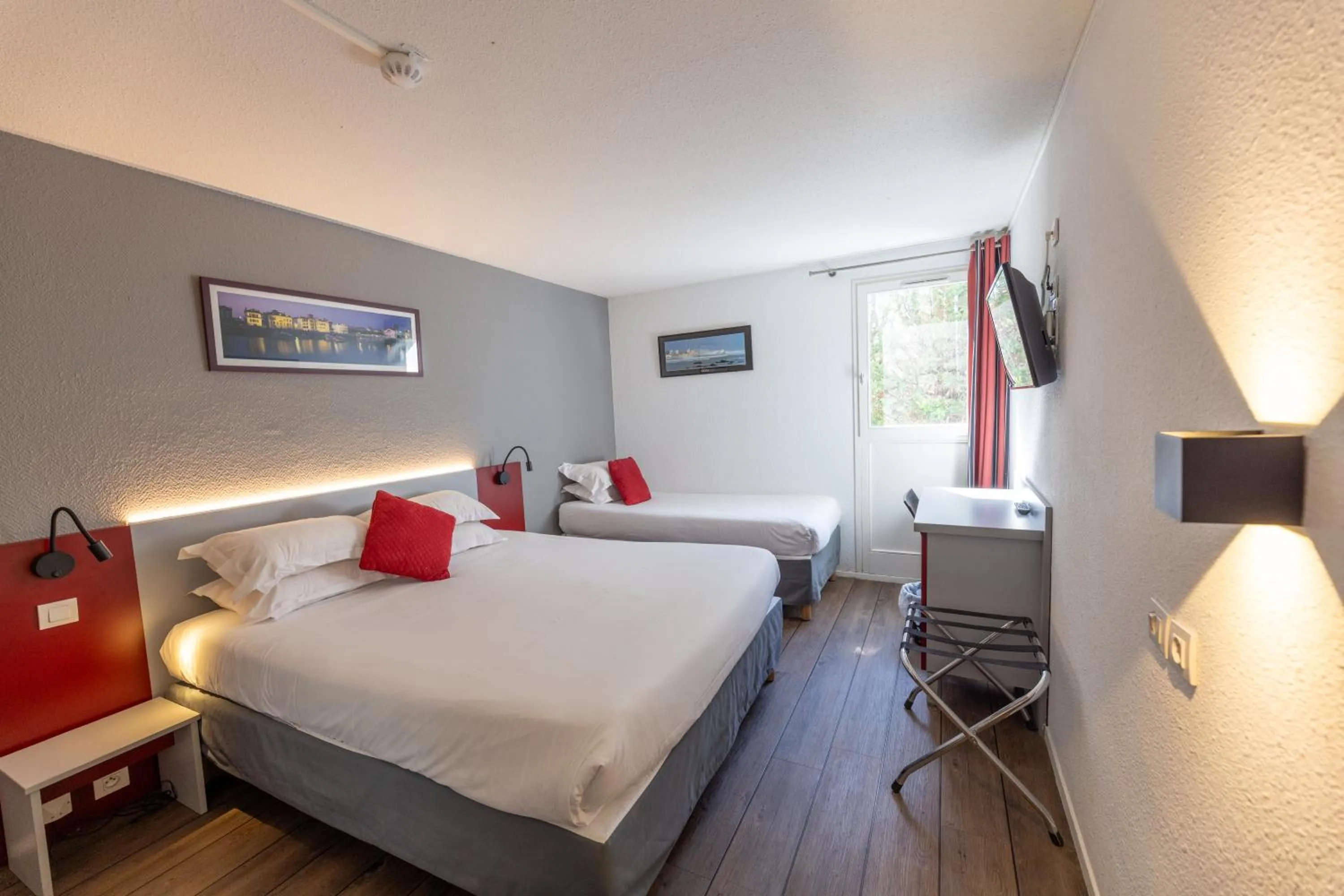 Bed in Hotel Donibane Saint-Jean-de-Luz