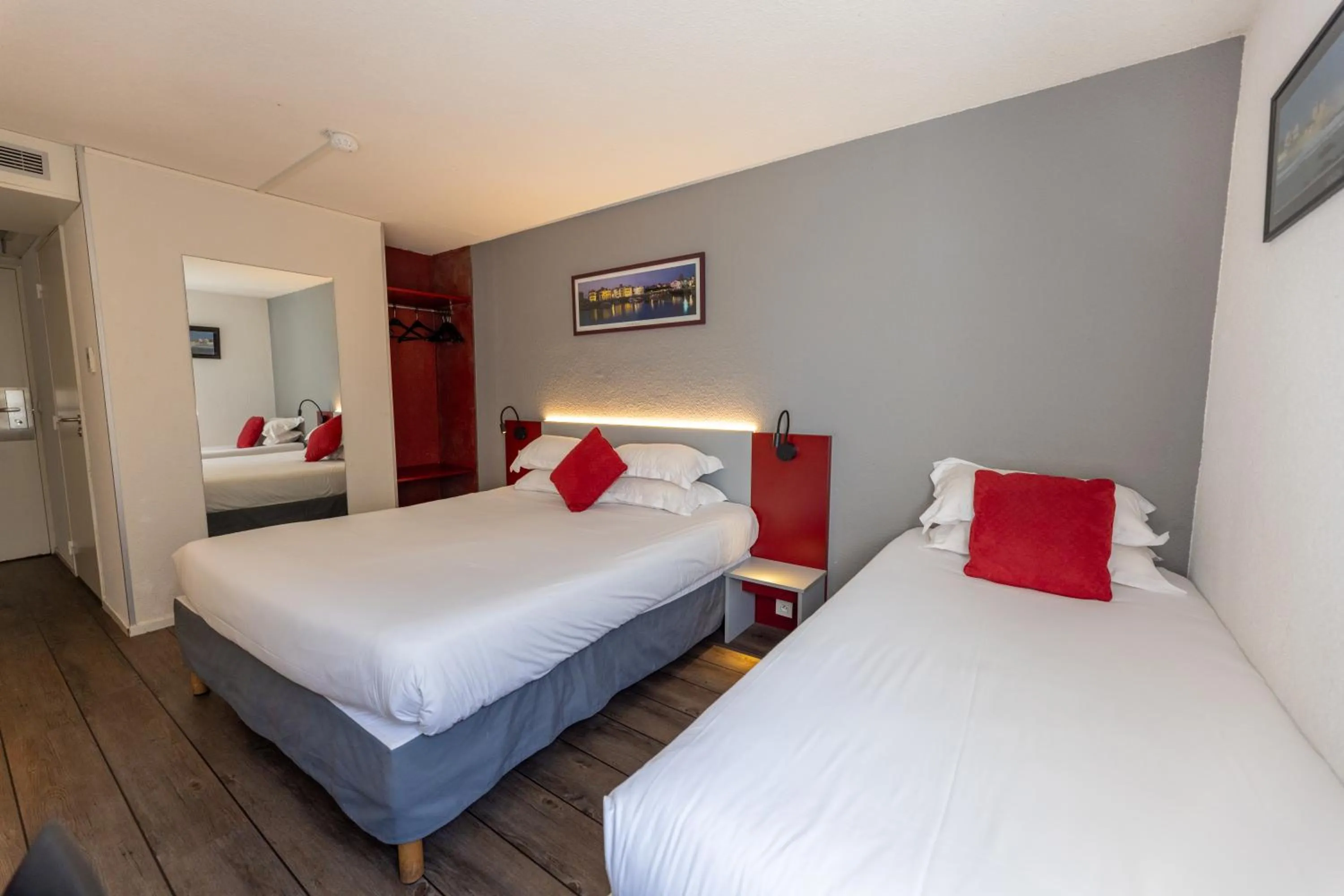 Bed in Hotel Donibane Saint-Jean-de-Luz