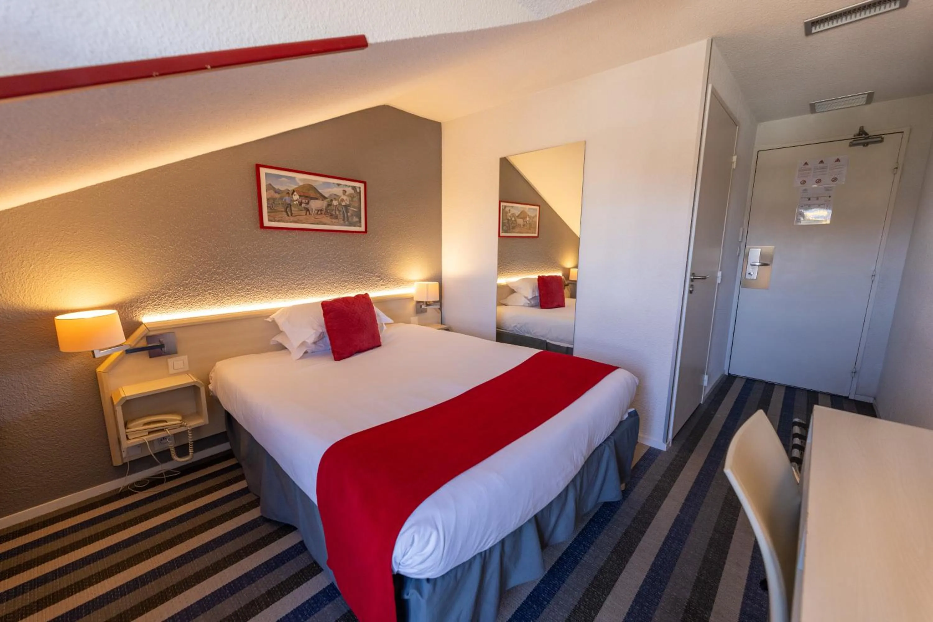 Bed in Hotel Donibane Saint-Jean-de-Luz