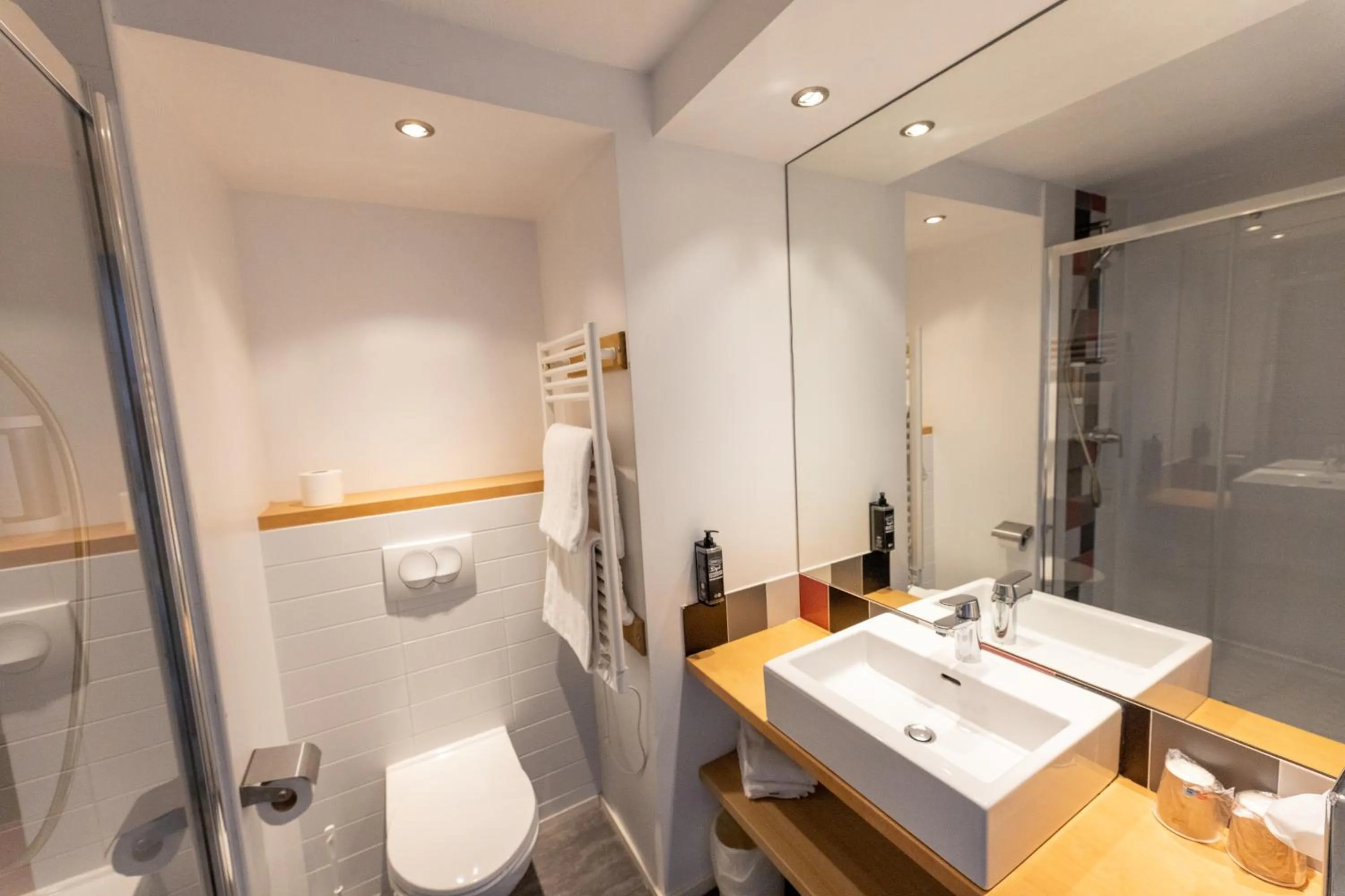 Shower in Hotel Donibane Saint-Jean-de-Luz