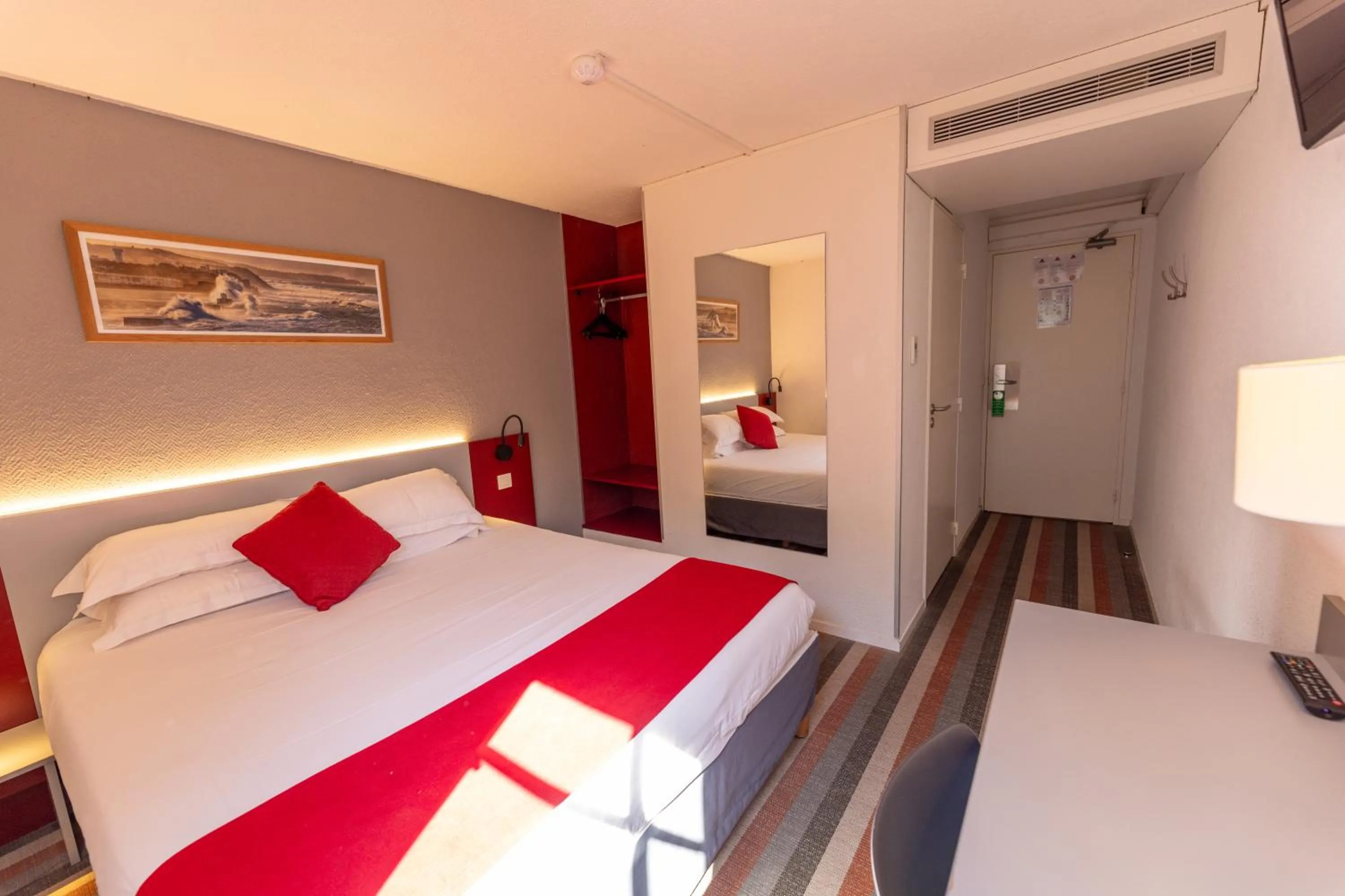 Photo of the whole room, Bed in Hotel Donibane Saint-Jean-de-Luz