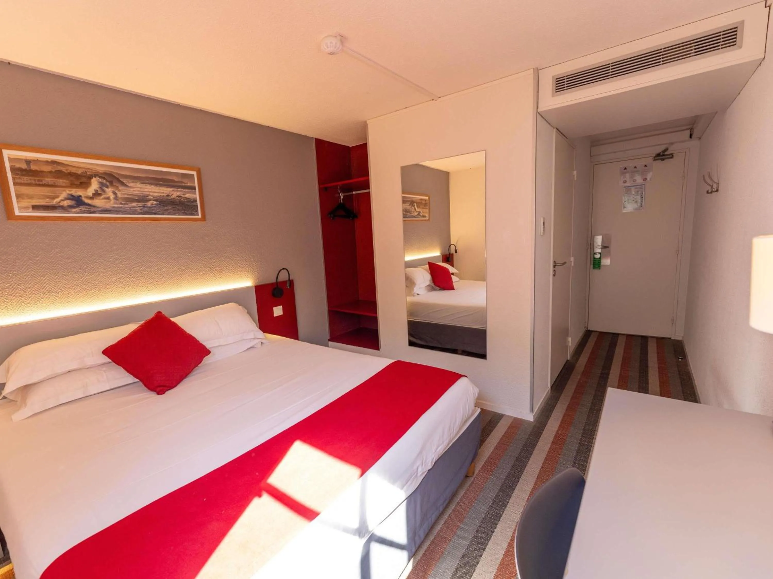 Bedroom, Bed in Hotel Donibane Saint-Jean-de-Luz