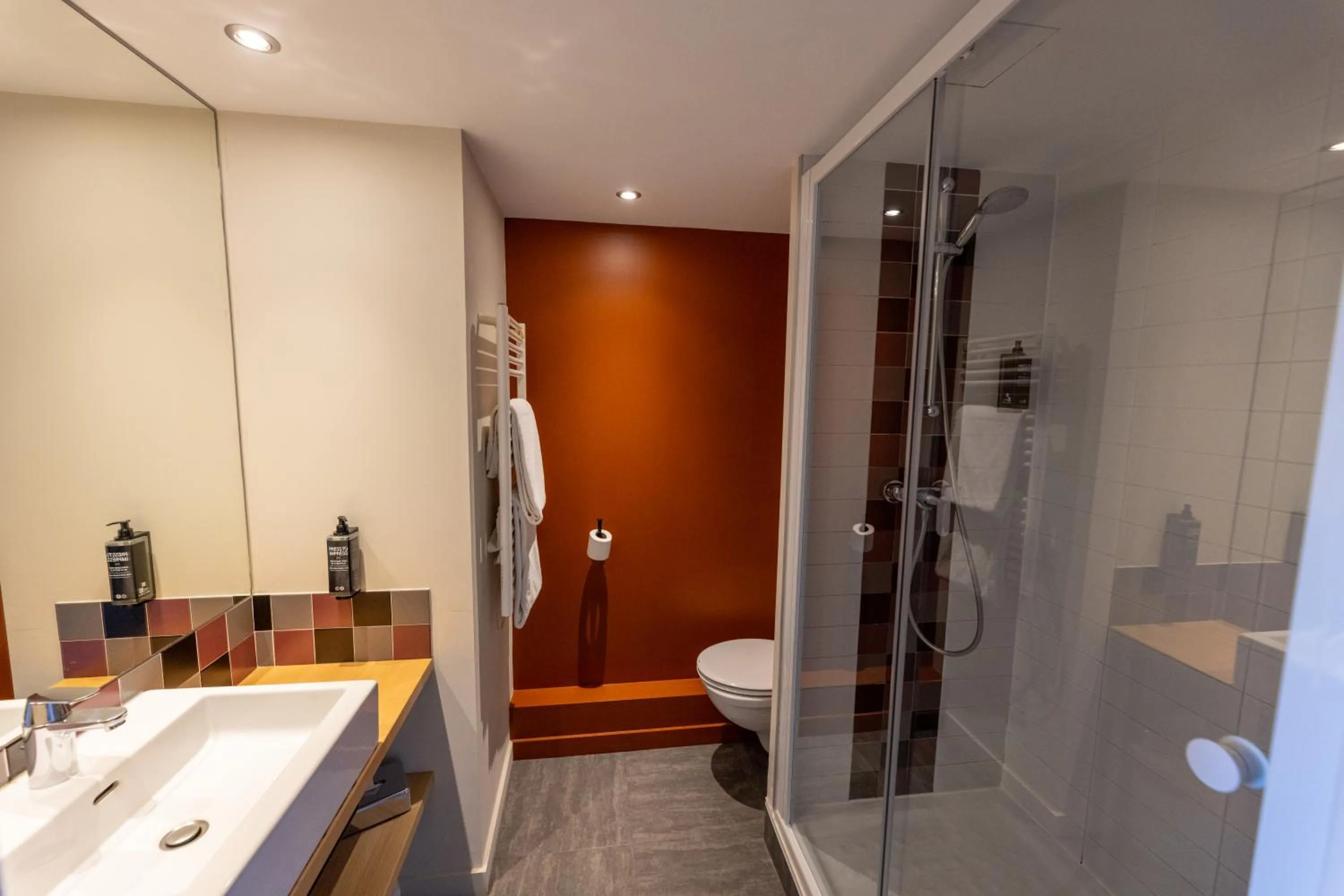 Shower in Hotel Donibane Saint-Jean-de-Luz