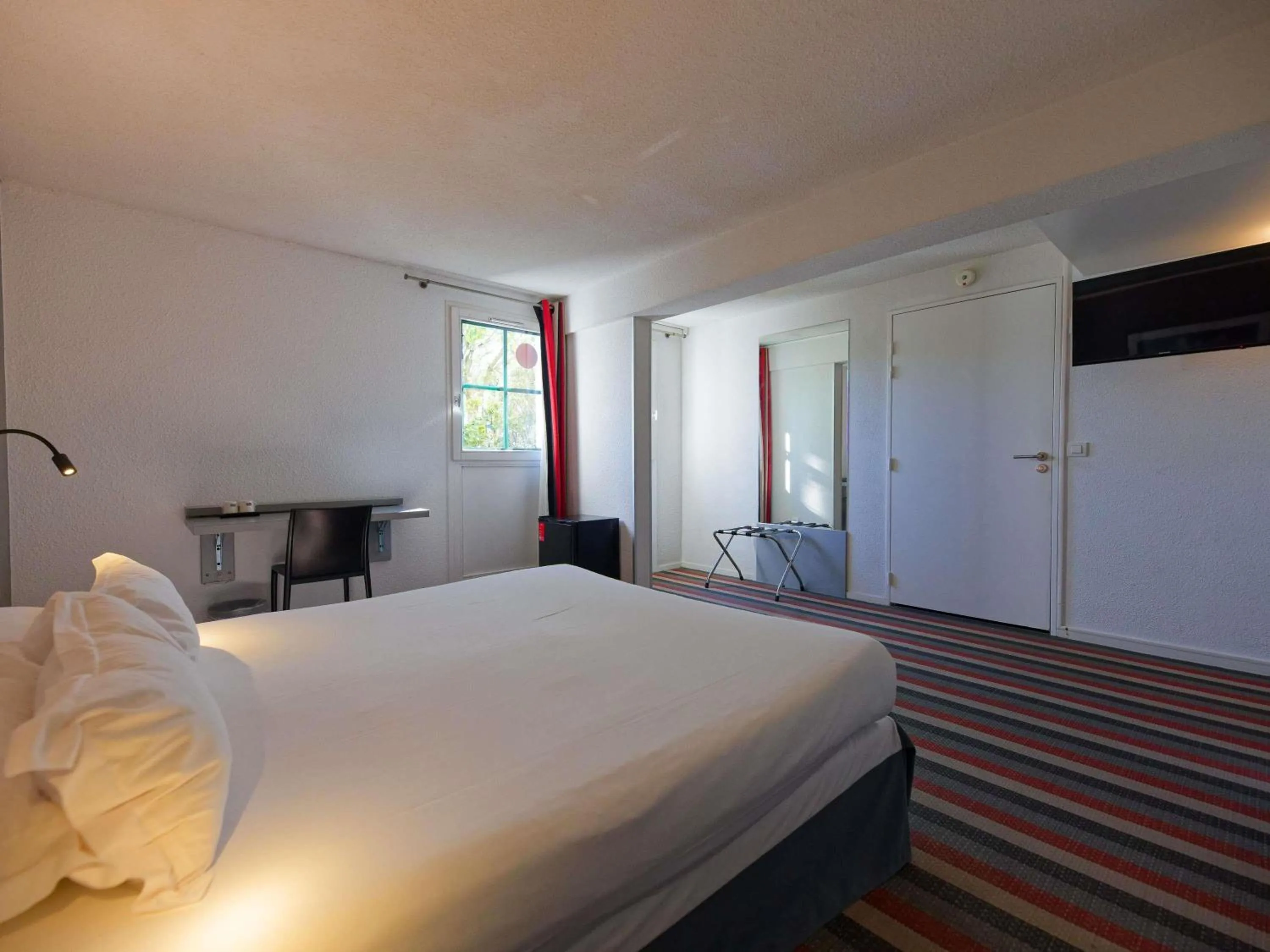 Bedroom, Bed in Hotel Donibane Saint-Jean-de-Luz