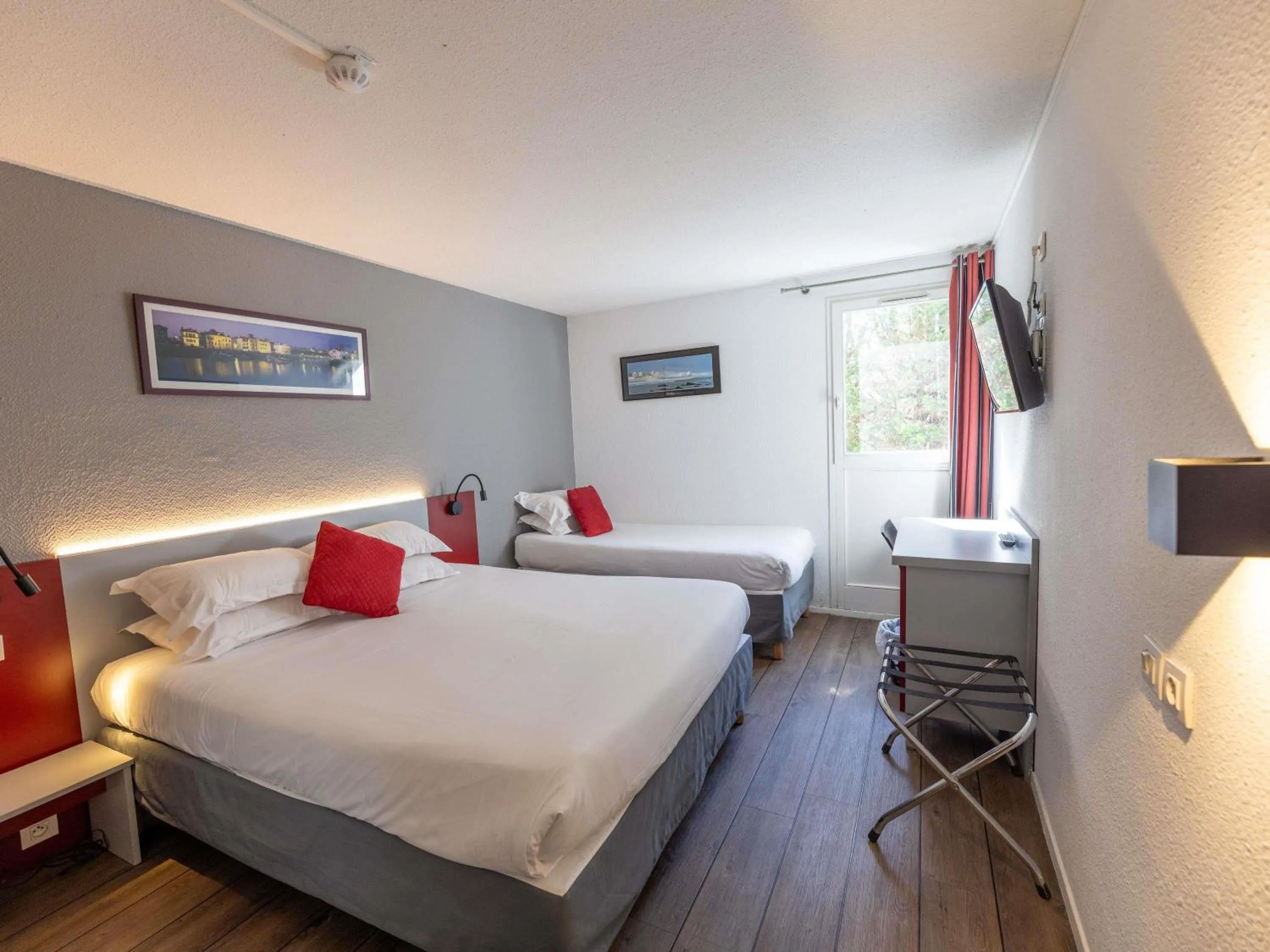 Bedroom, Bed in Hotel Donibane Saint-Jean-de-Luz