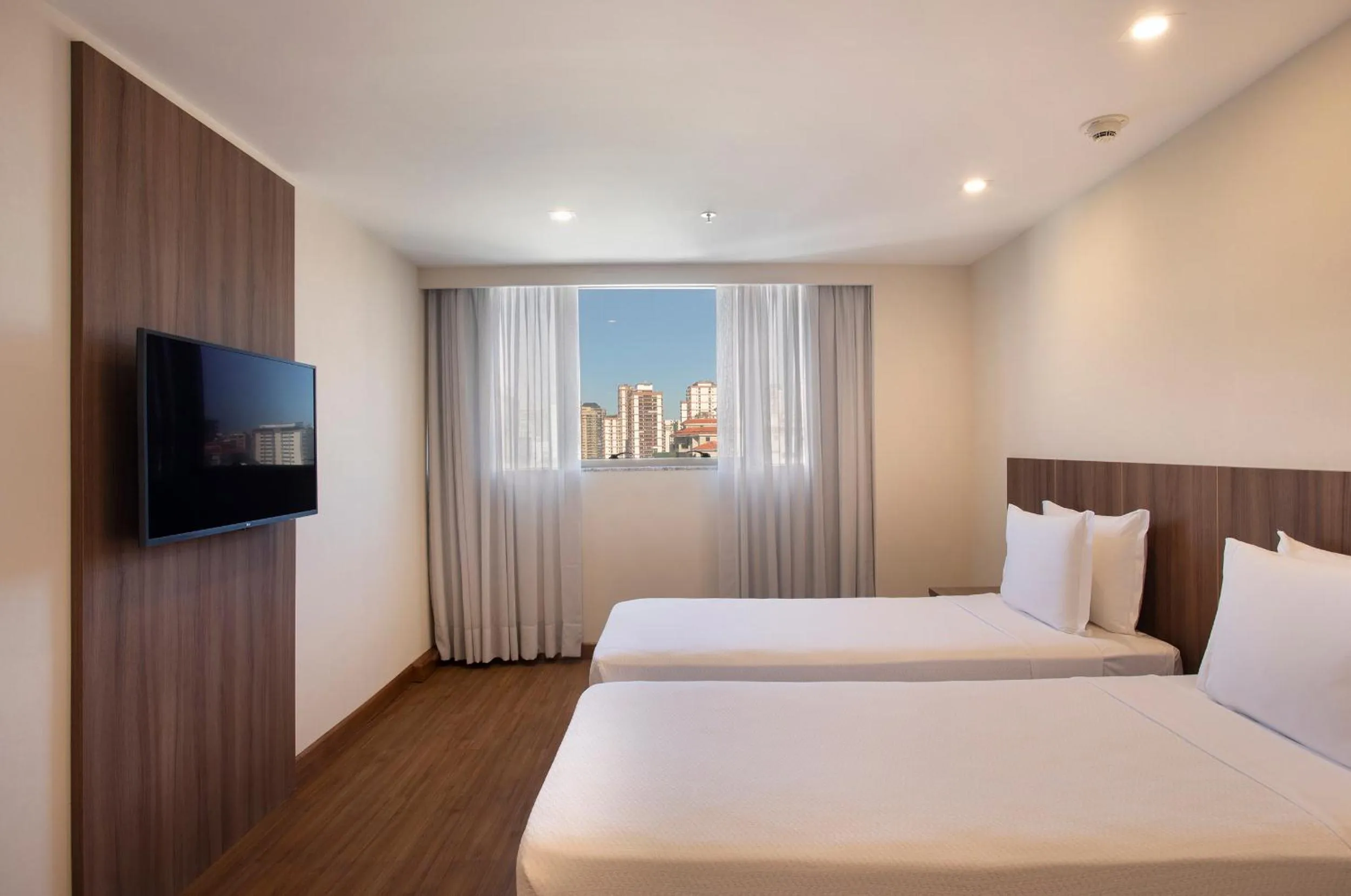 TV and multimedia, Bed in Windsor Tower Hotel