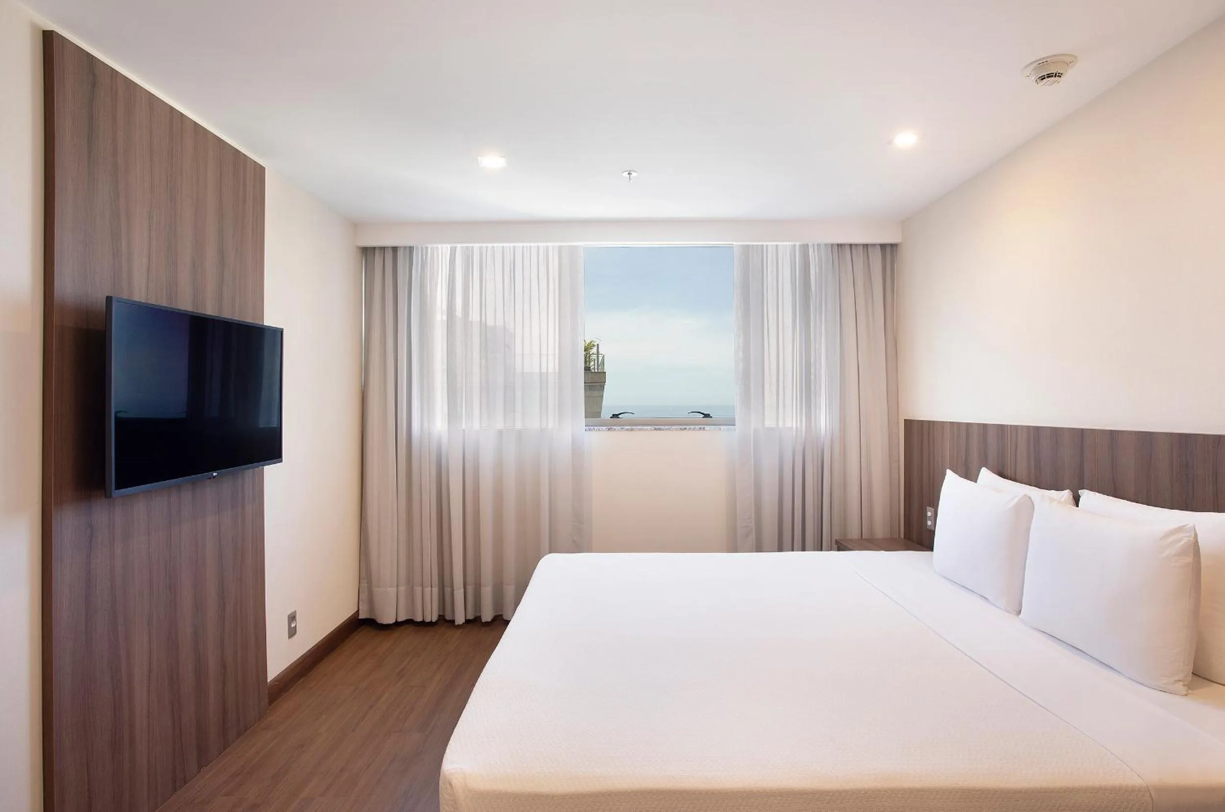 TV and multimedia, Bed in Windsor Tower Hotel