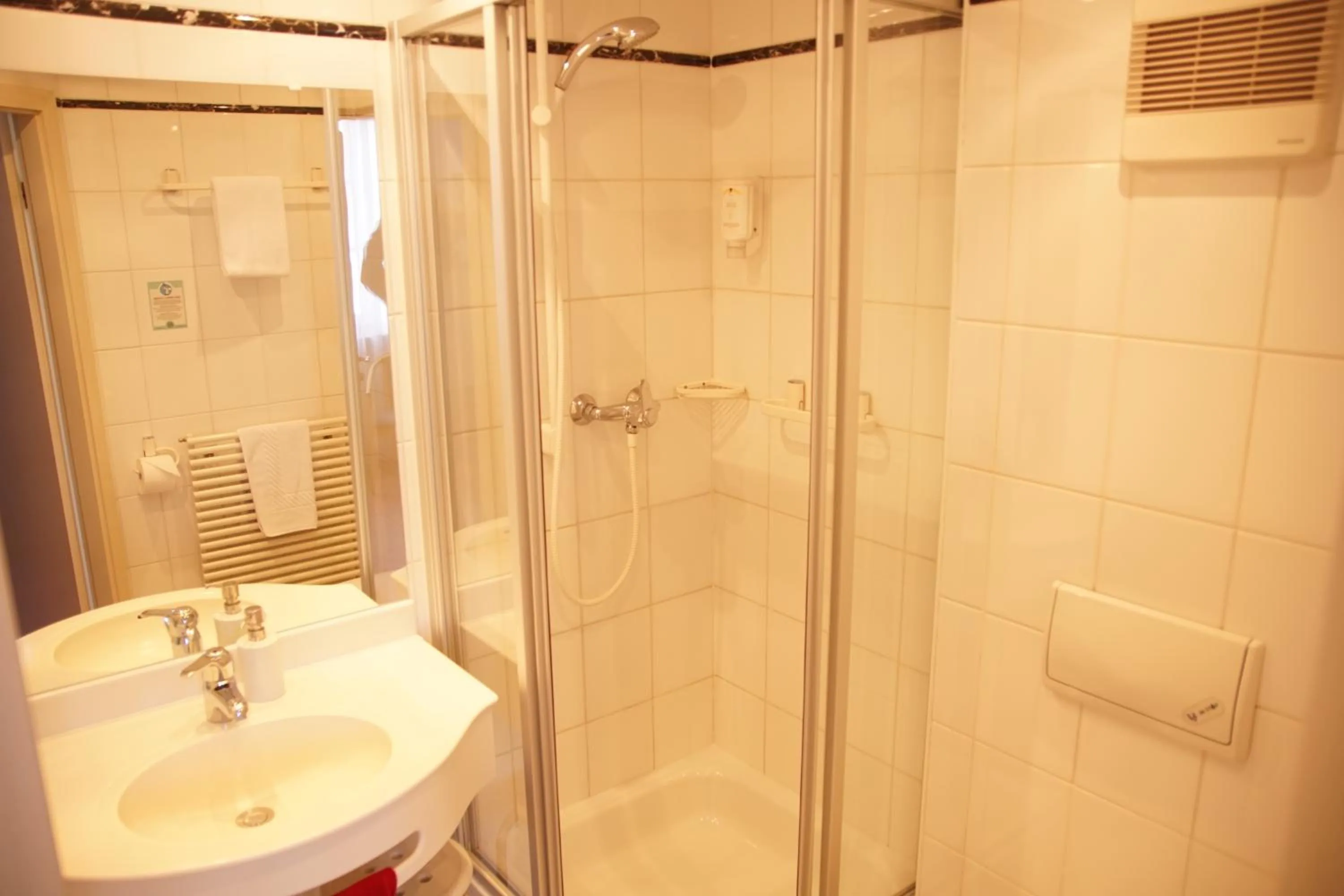Shower in Hotel-Restaurant Roter Ochsen