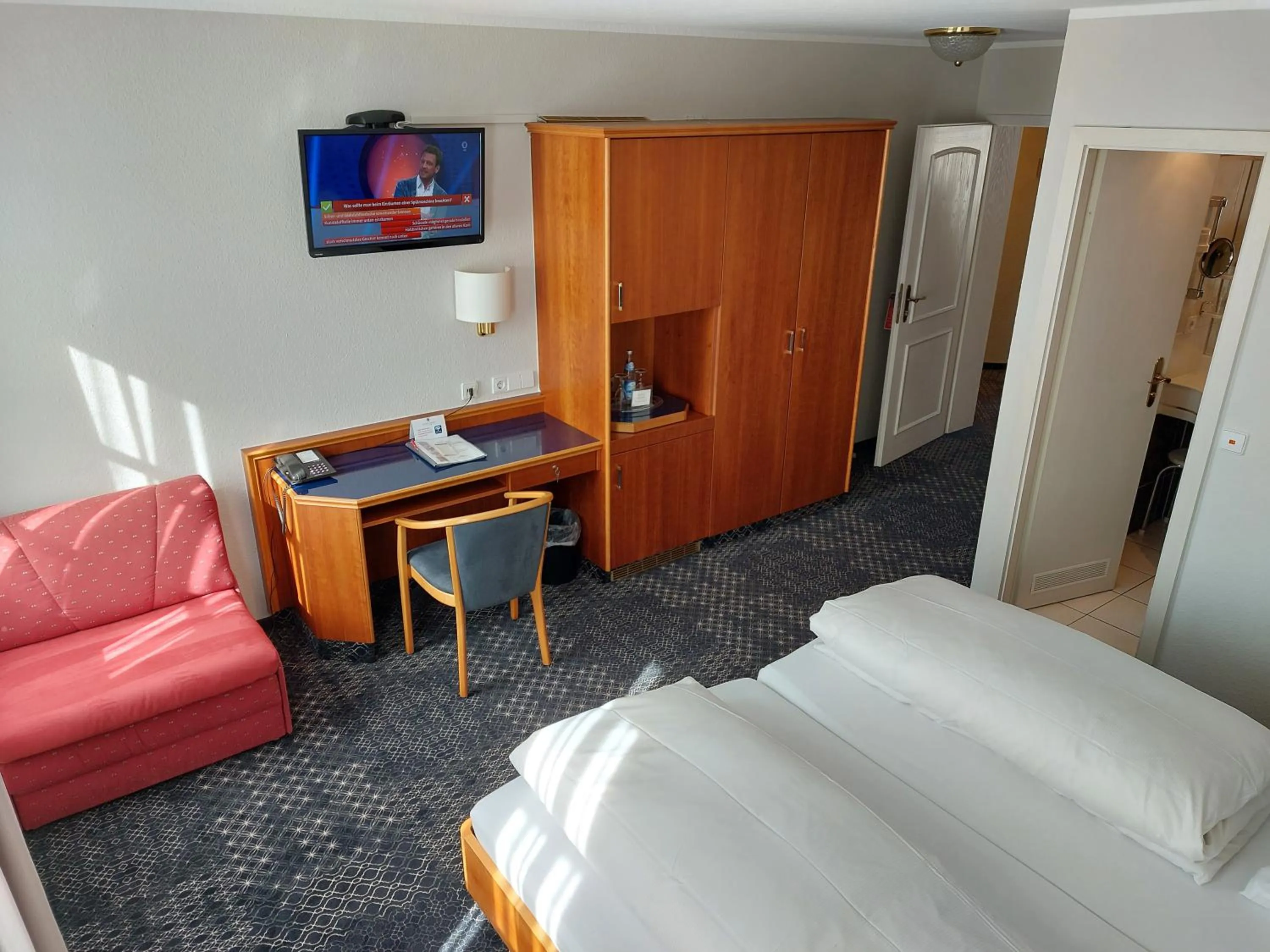 Photo of the whole room, Bed in Hotel-Restaurant Roter Ochsen