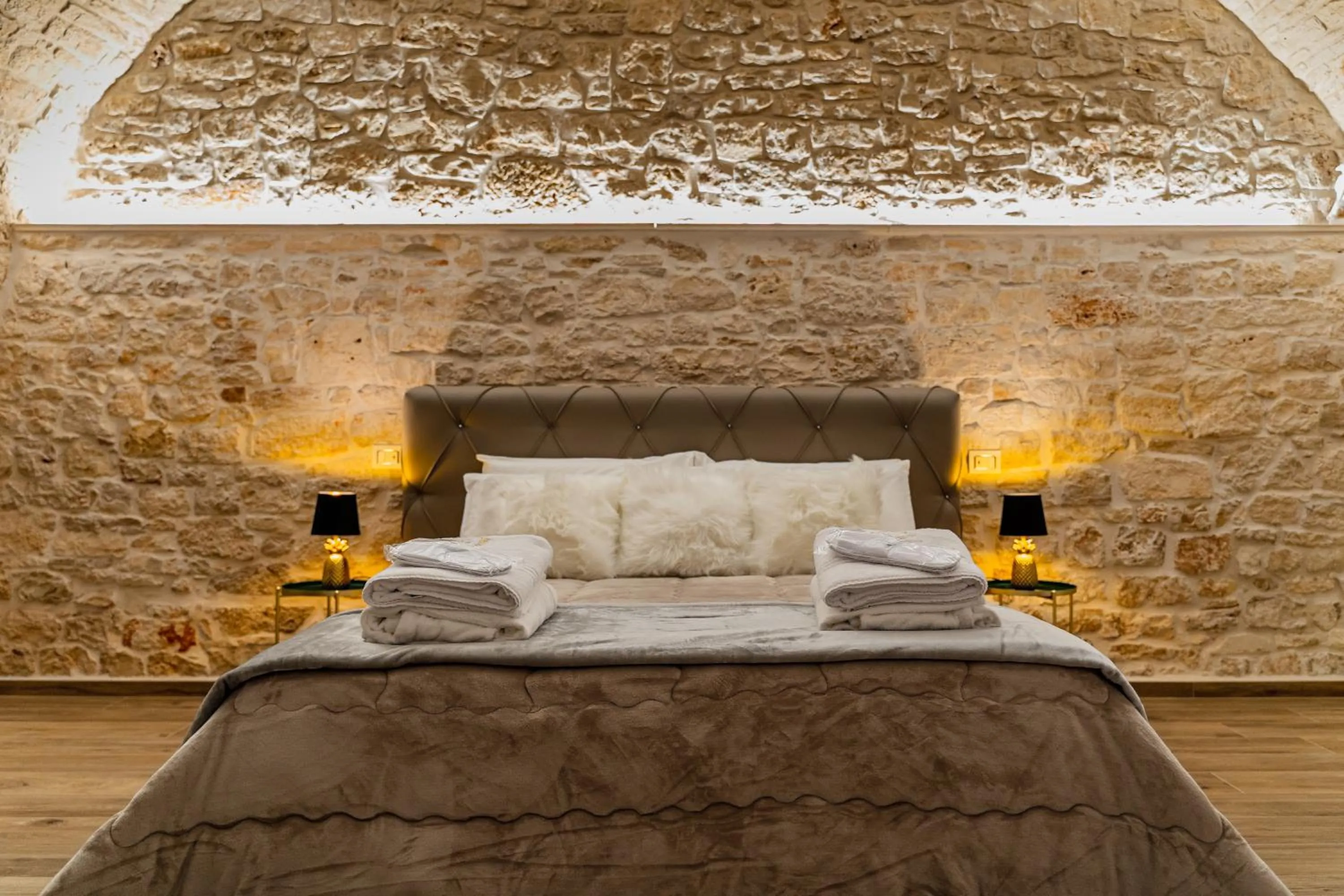 Photo of the whole room, Bed in Gold Suite B&B