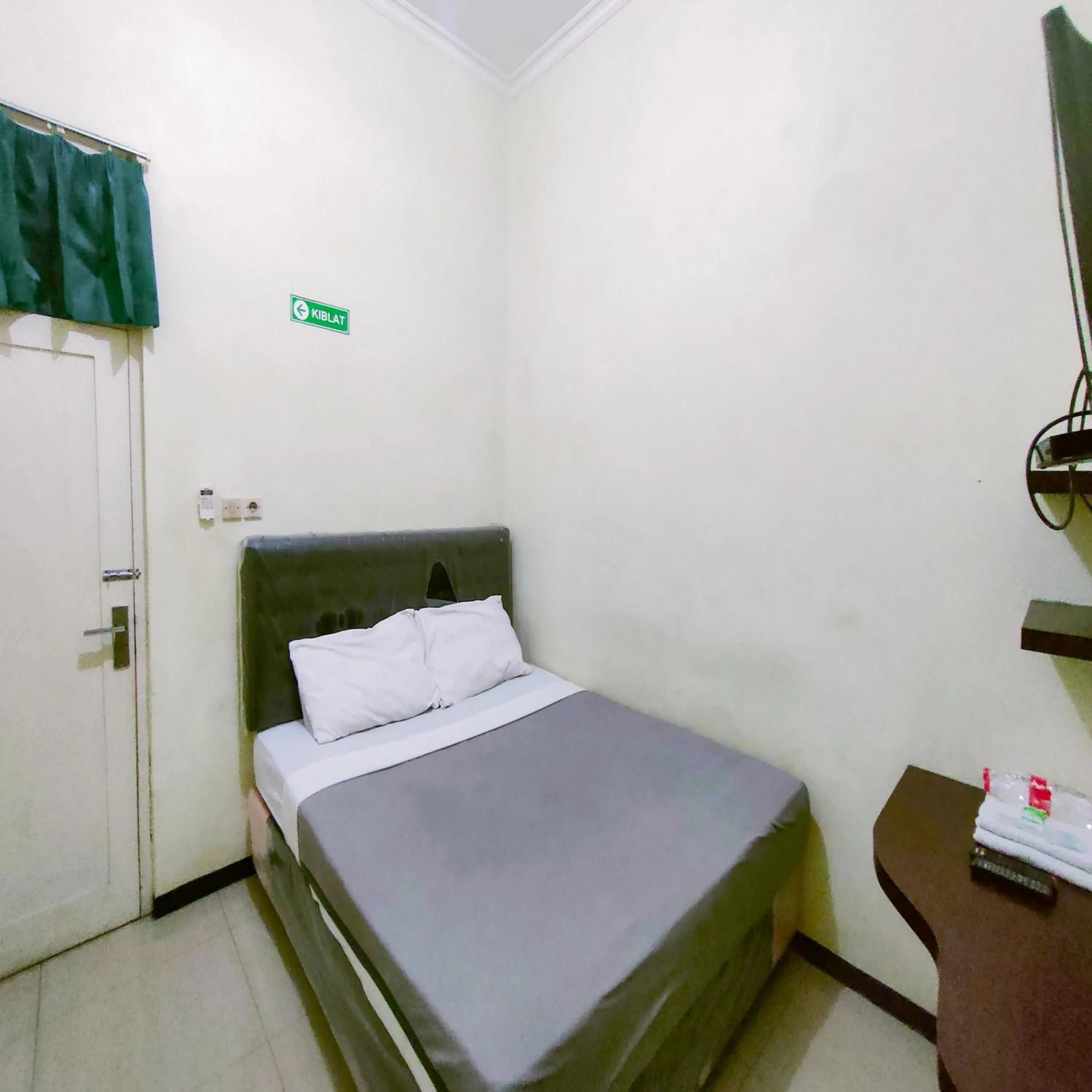 Bedroom, Bed in Capital O 90709 Djati Guest House