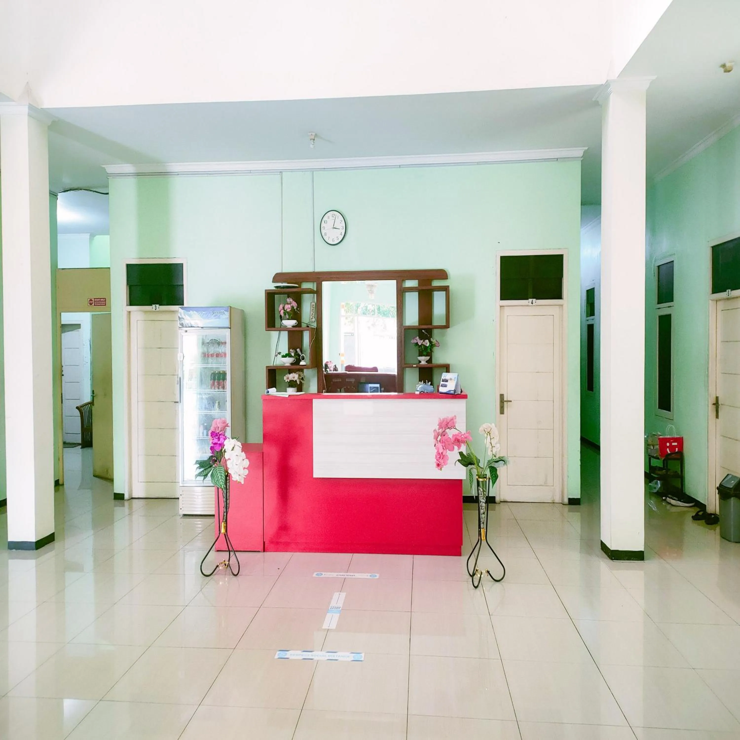 Lobby or reception in Capital O 90709 Djati Guest House