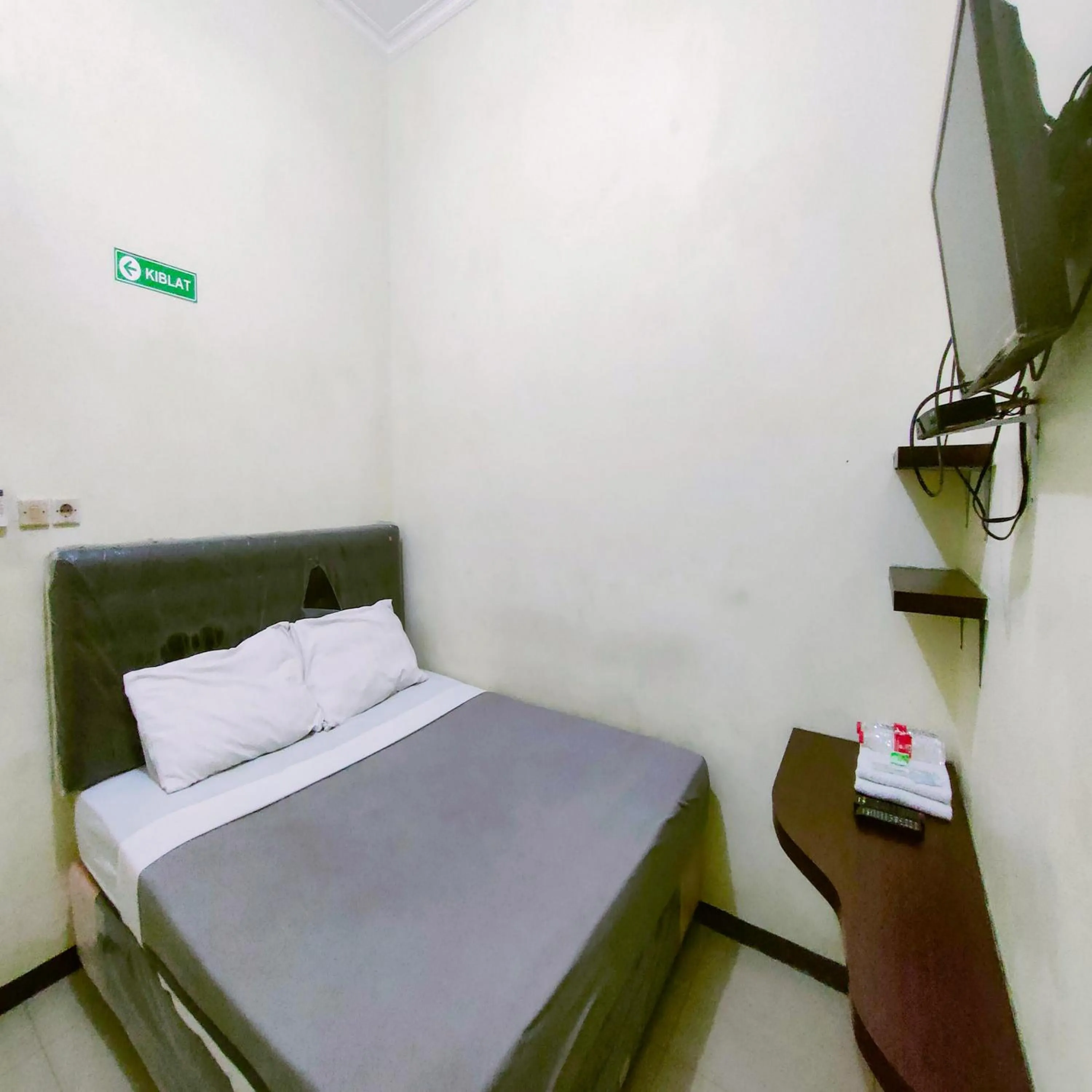 Bedroom, Bed in Capital O 90709 Djati Guest House