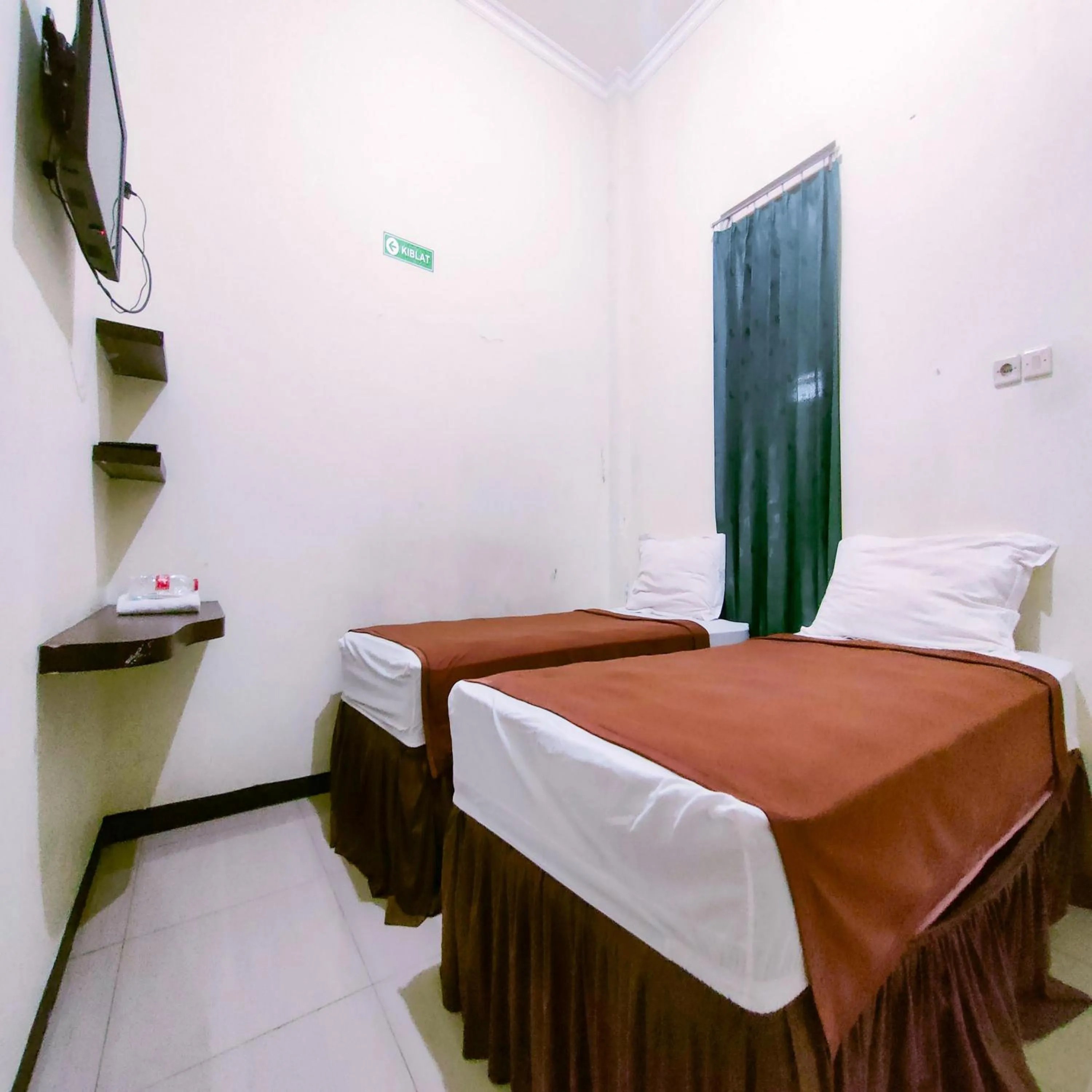 Bedroom, Bed in Capital O 90709 Djati Guest House