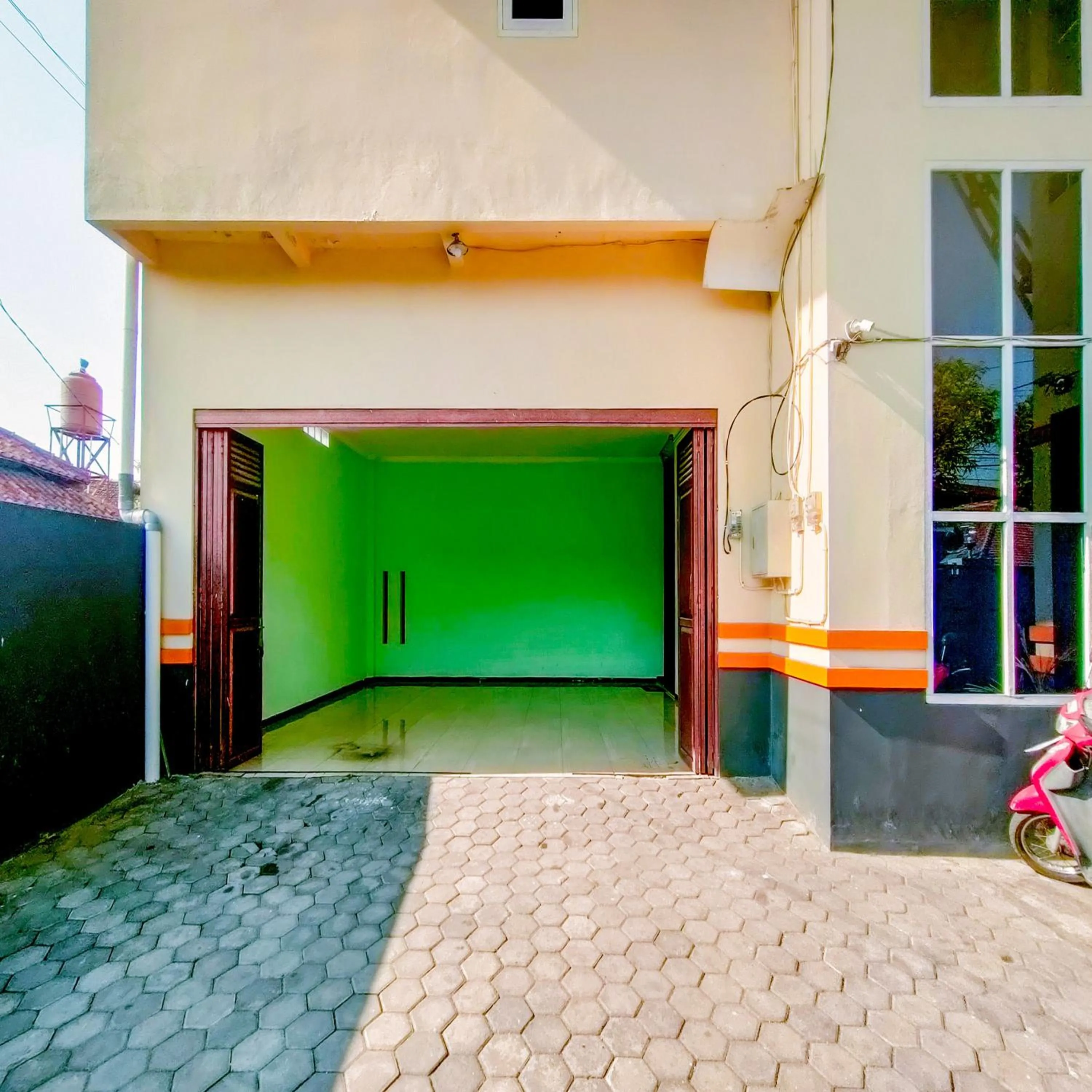 Parking in Capital O 90709 Djati Guest House