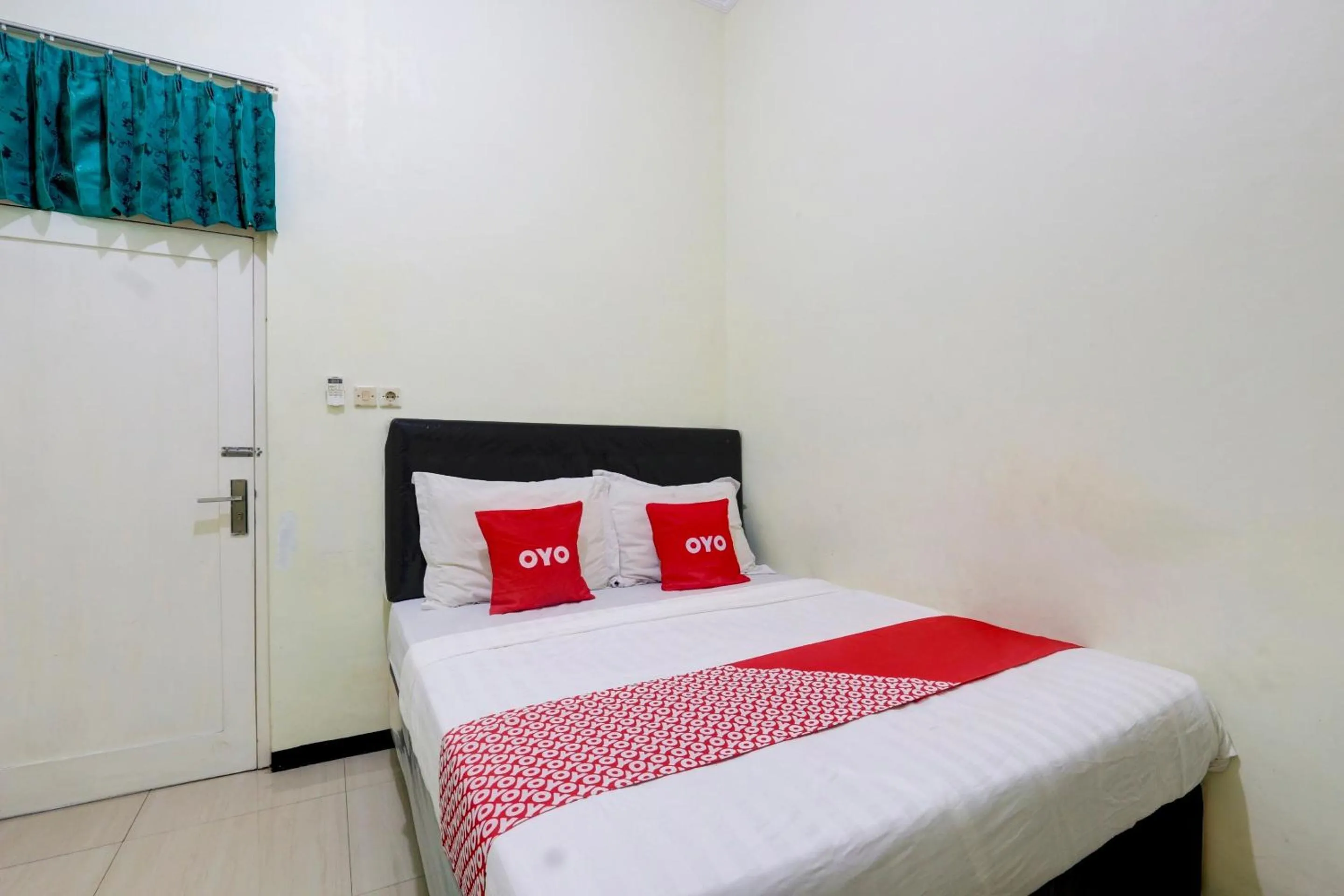 Deluxe Double Room in Capital O 90709 Djati Guest House