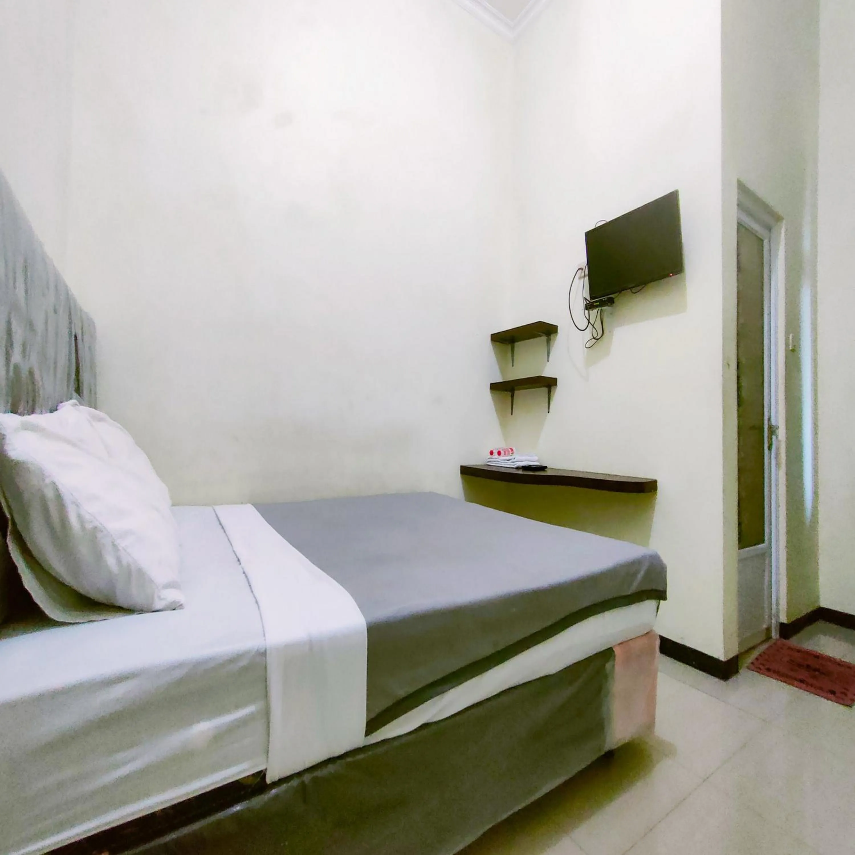 Bedroom, Bed in Capital O 90709 Djati Guest House