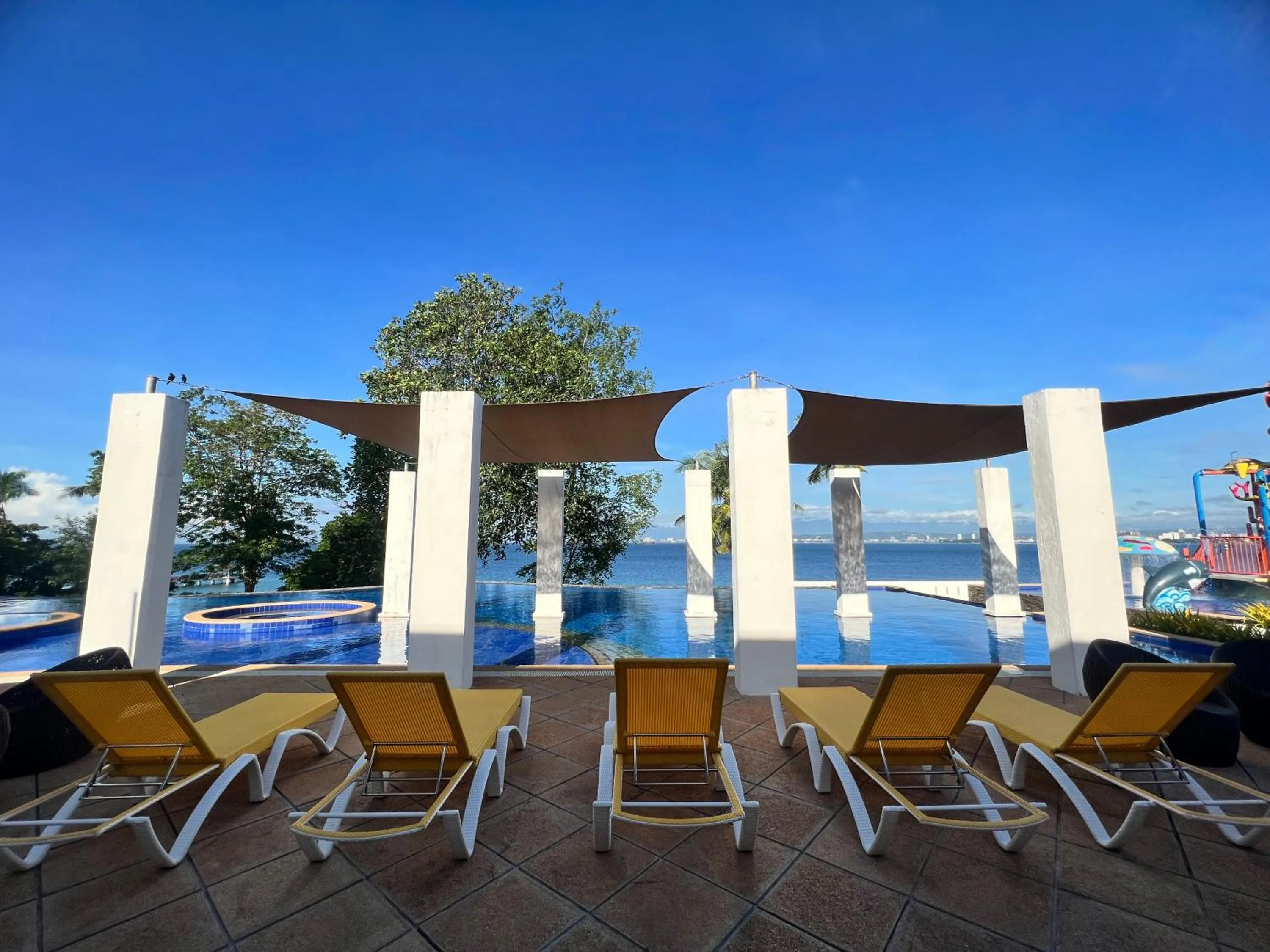 Day in Crusoe Cabins Costa Azalea