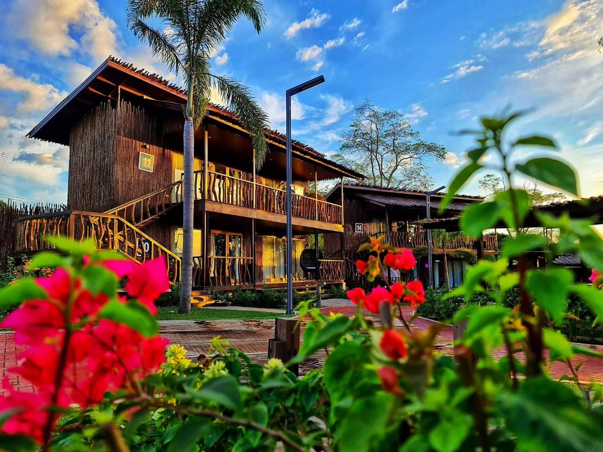 Garden view in Crusoe Cabins Costa Azalea