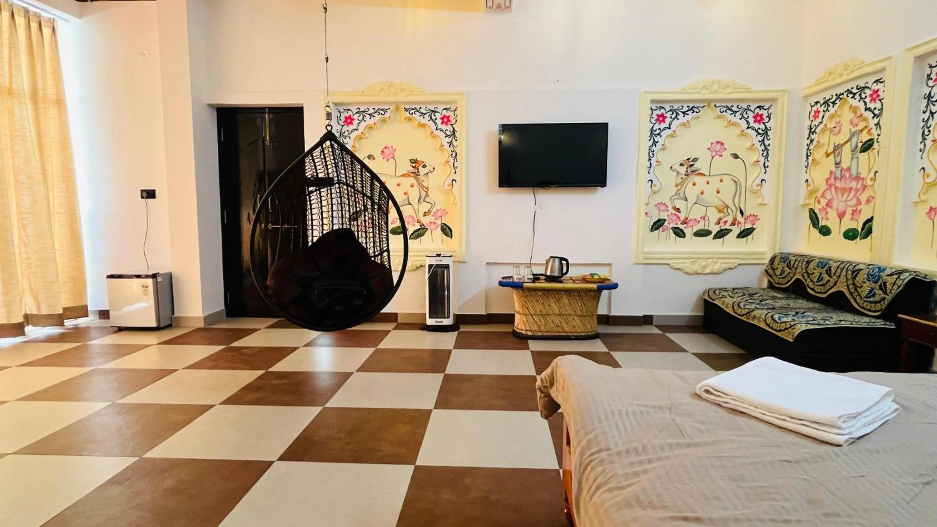 Living room, Bed in Hotel Ushaan Haveli