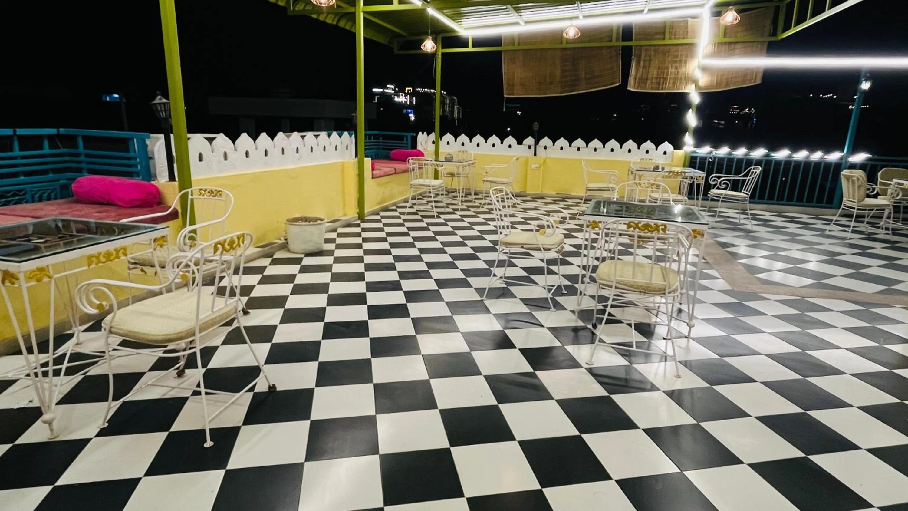 Restaurant/places to eat in Hotel Ushaan Haveli