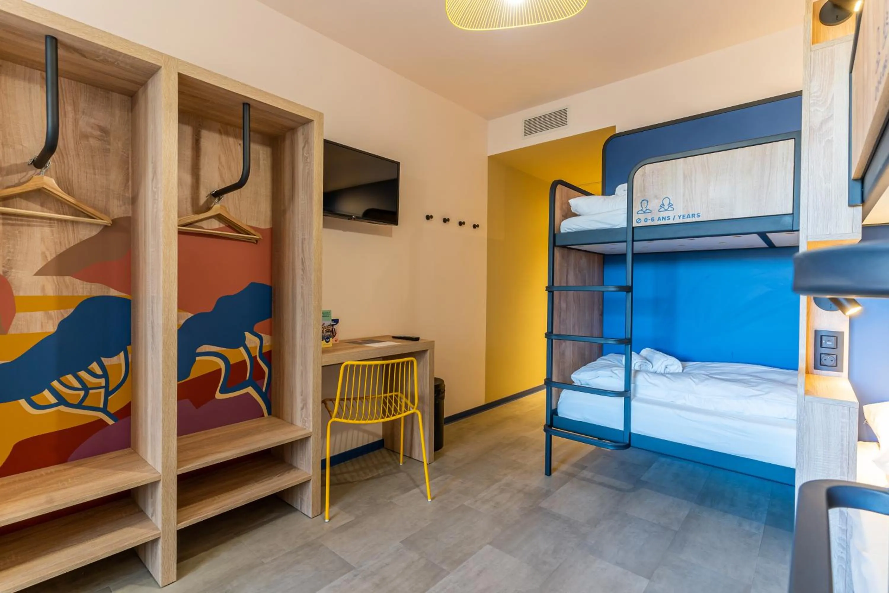 Bedroom, Bed in MEININGER Marseille Centre la Joliette