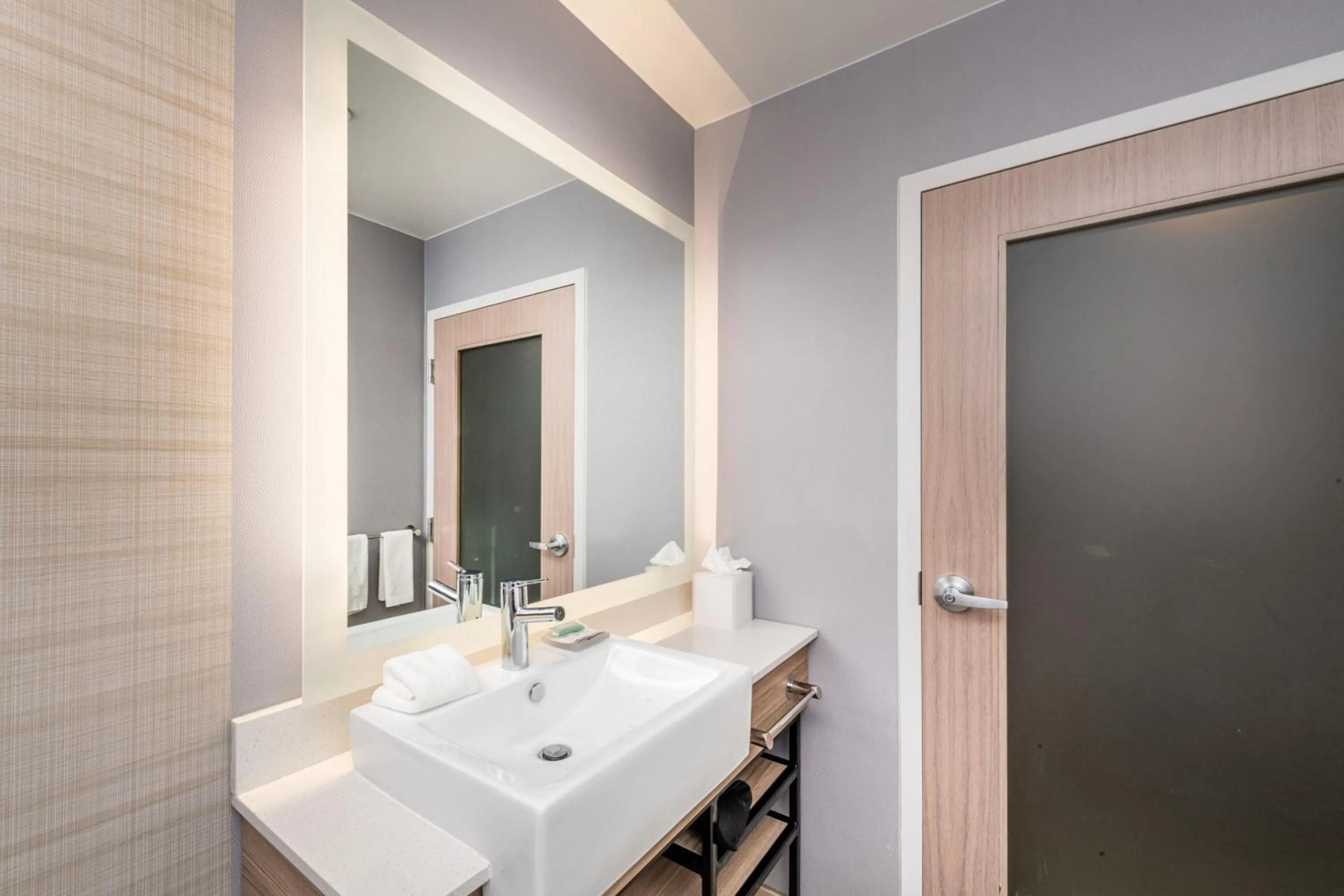 Photo of the whole room in SpringHill Suites by Marriott Baltimore Downtown Convention Center Area