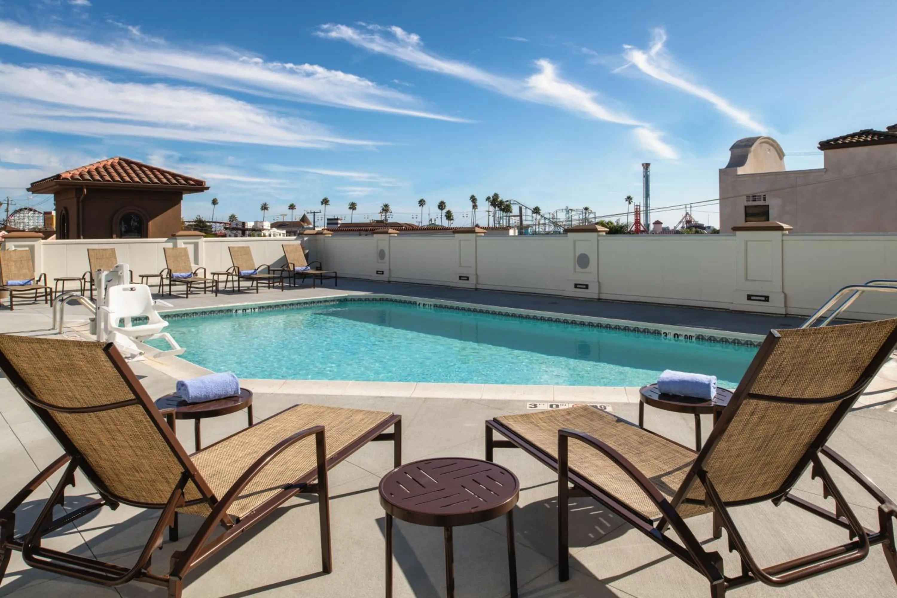 Swimming pool in Courtyard by Marriott Santa Cruz