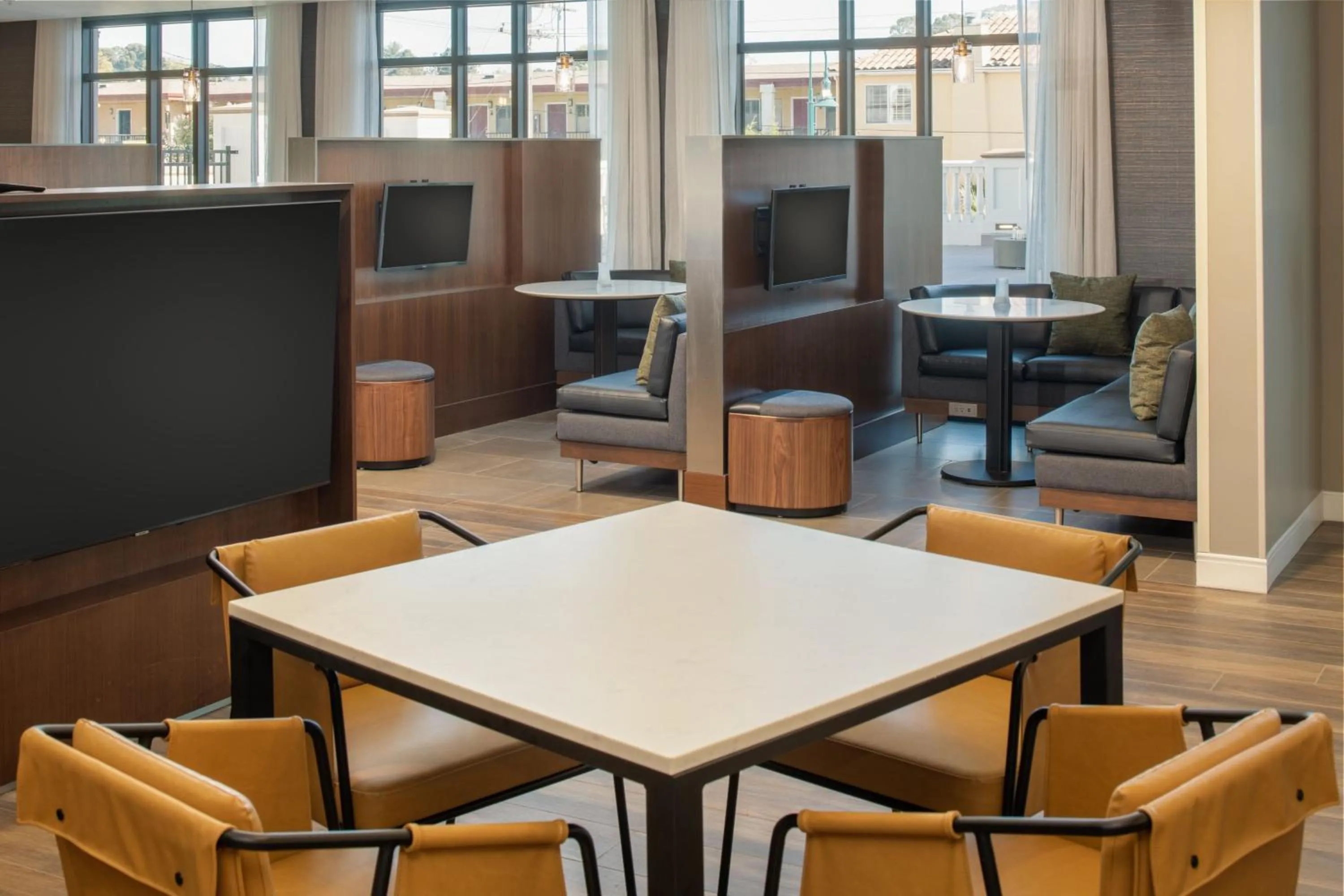 Restaurant/places to eat in Courtyard by Marriott Santa Cruz