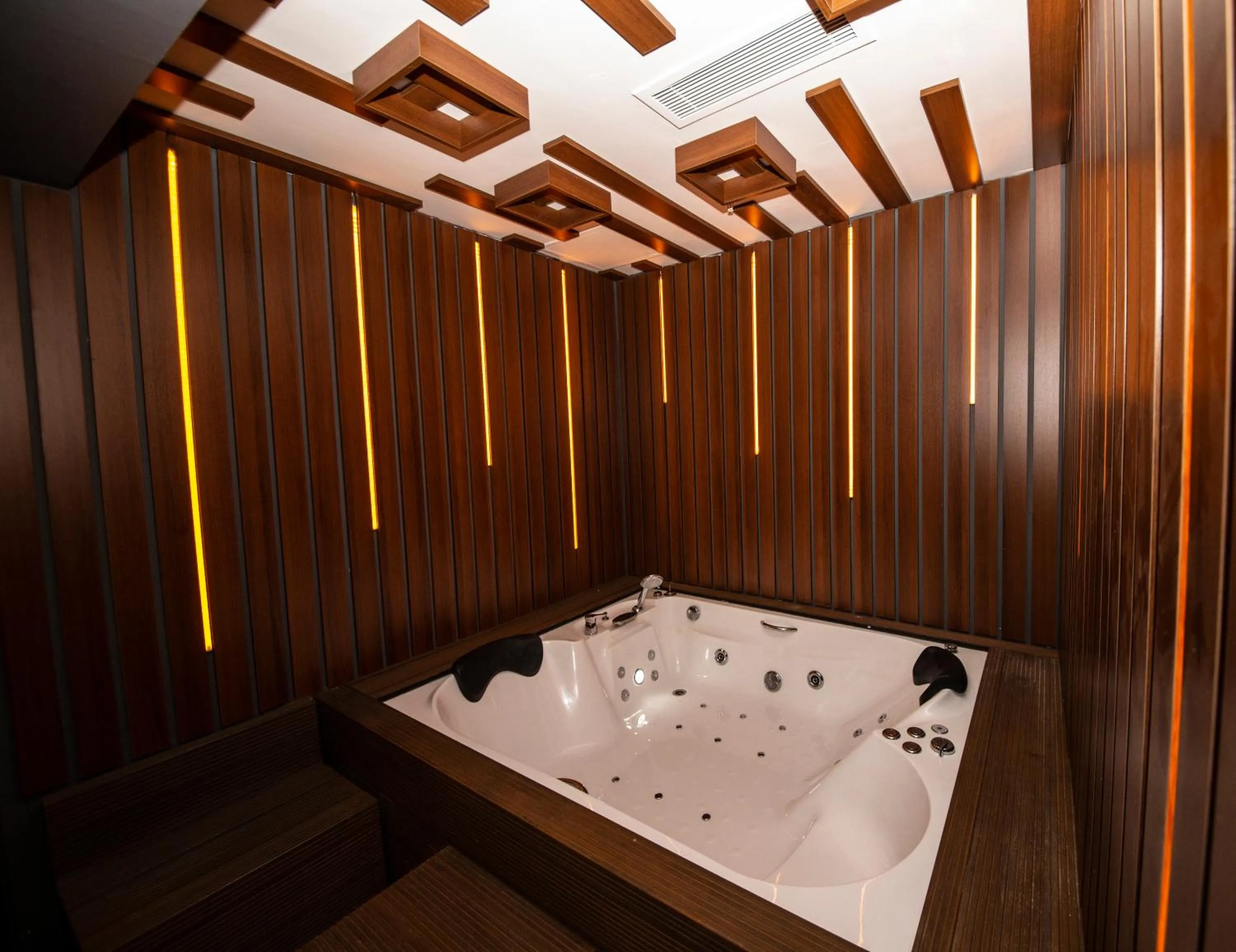 Hot Tub in Litros Hotel & Spa