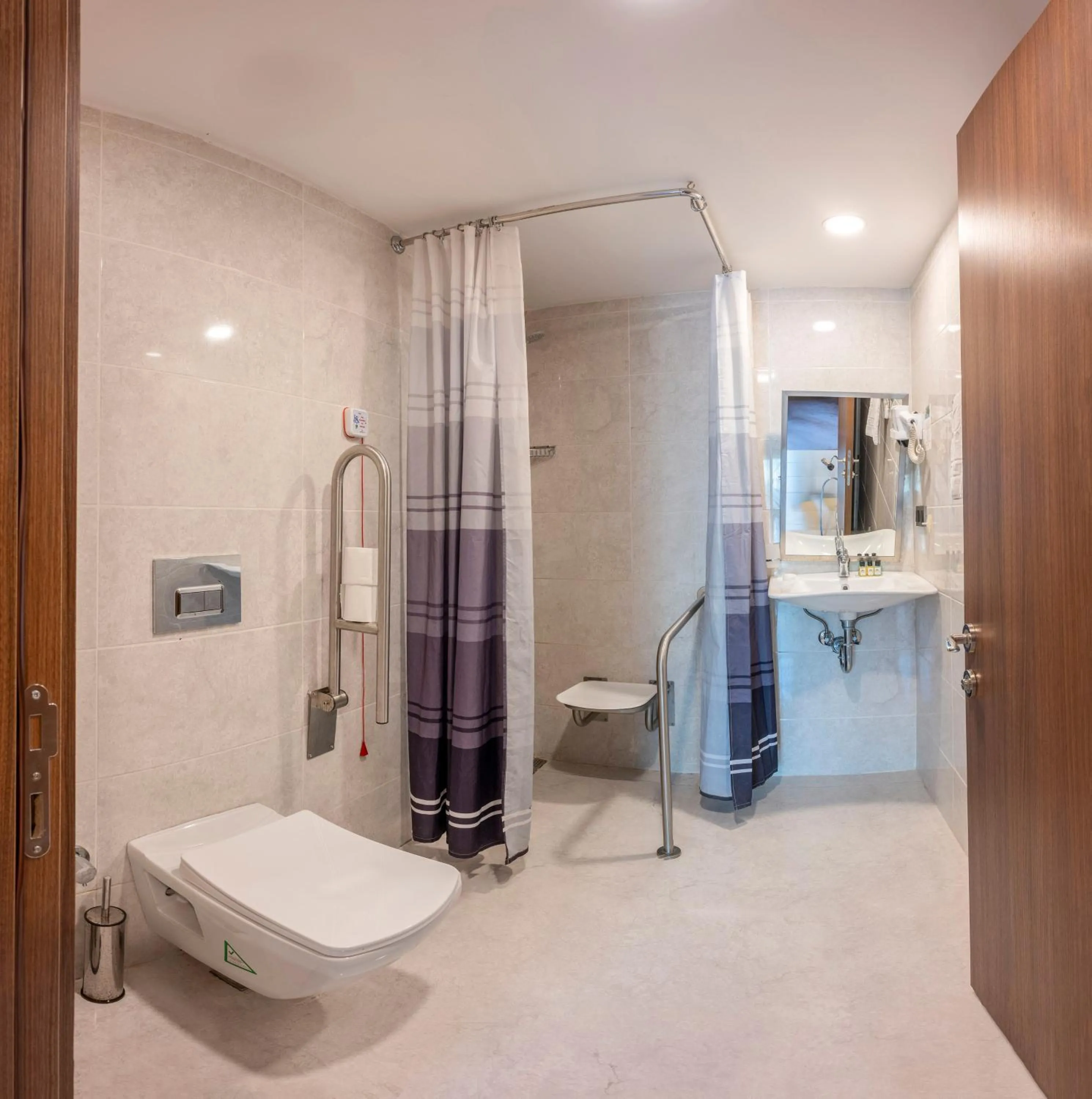 Shower in Litros Hotel & Spa