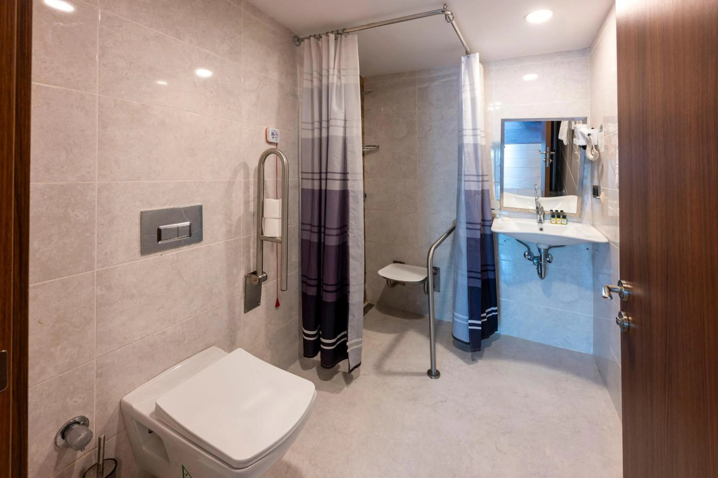 Shower in Litros Hotel & Spa
